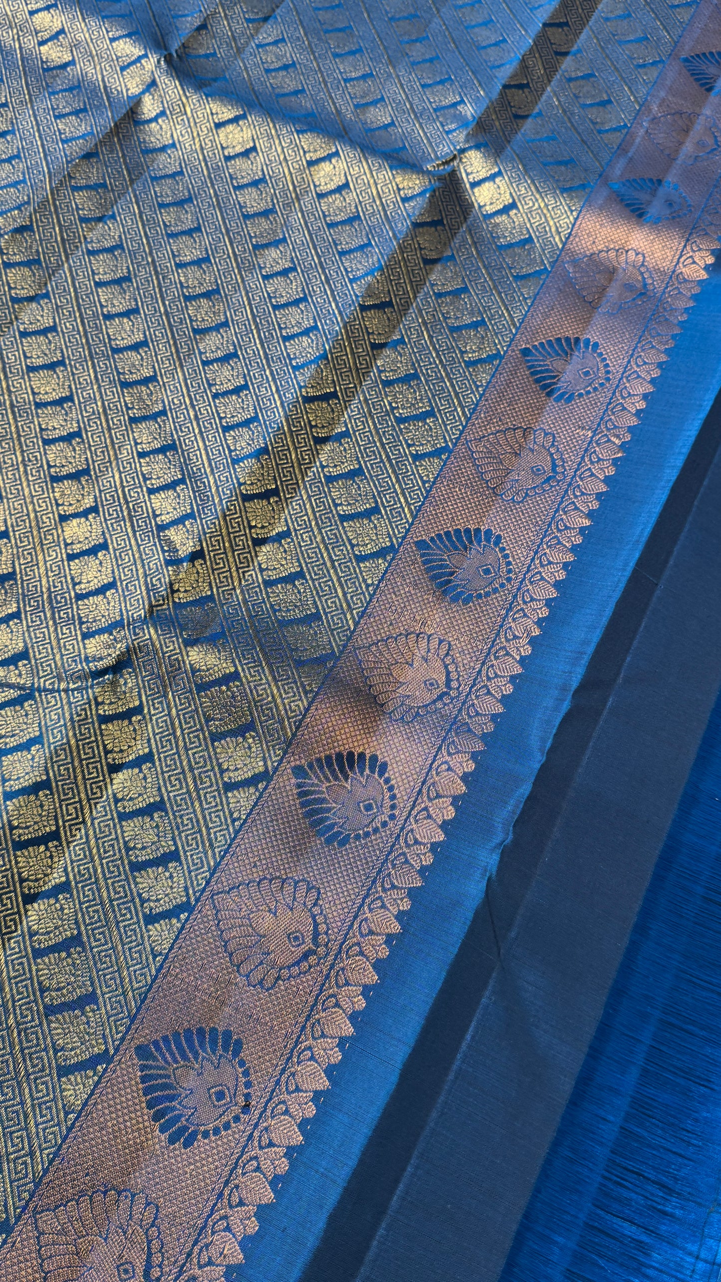 KANJIVARAM PURE SILK HANDLOOM SAREE – GREYISH GREEN WITH CONTRAST BLUE PALLU