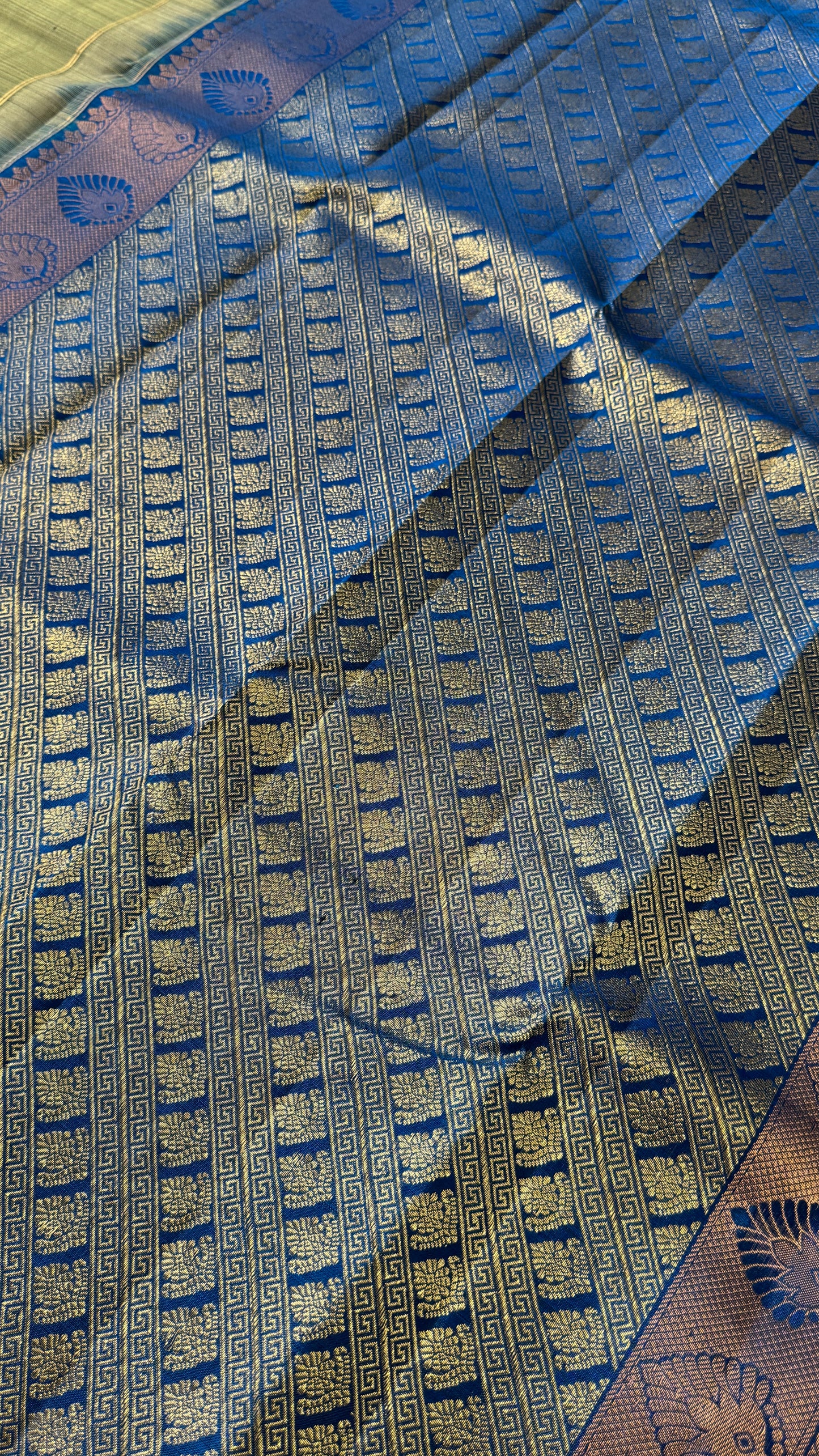 KANJIVARAM PURE SILK HANDLOOM SAREE – GREYISH GREEN WITH CONTRAST BLUE PALLU