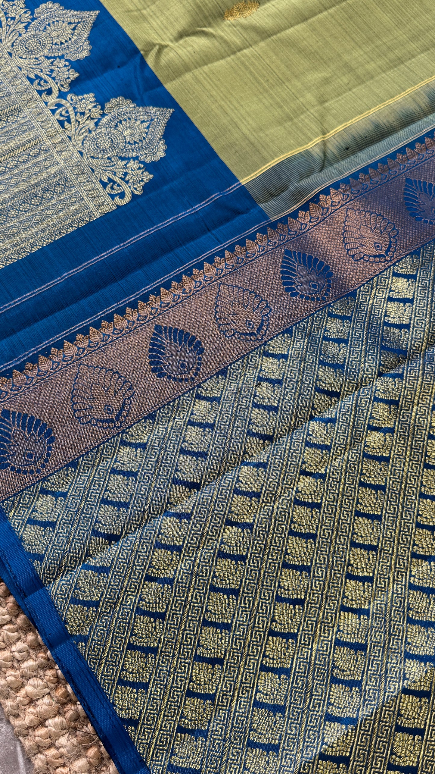 KANJIVARAM PURE SILK HANDLOOM SAREE – GREYISH GREEN WITH CONTRAST BLUE PALLU