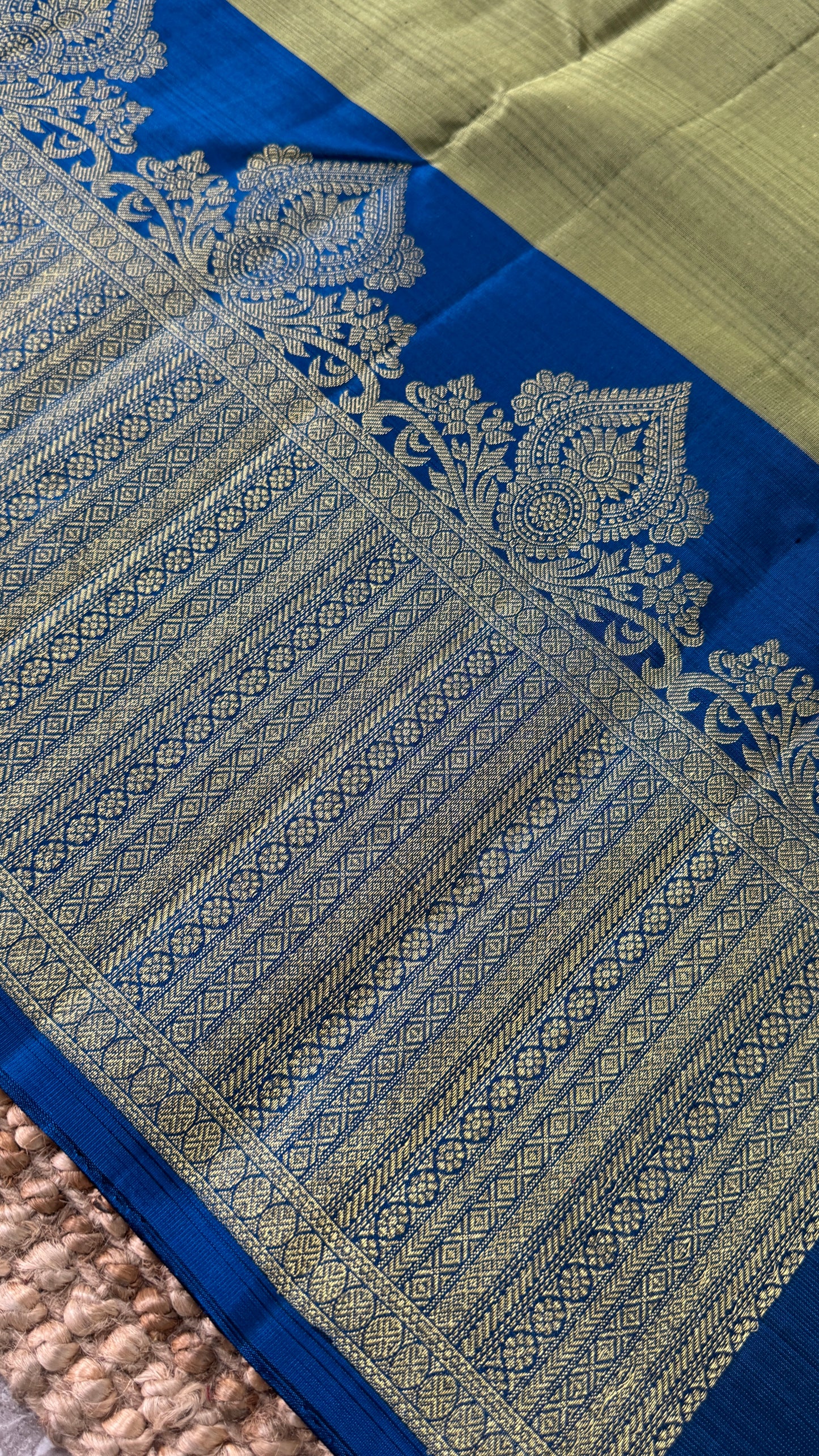 KANJIVARAM PURE SILK HANDLOOM SAREE – GREYISH GREEN WITH CONTRAST BLUE PALLU