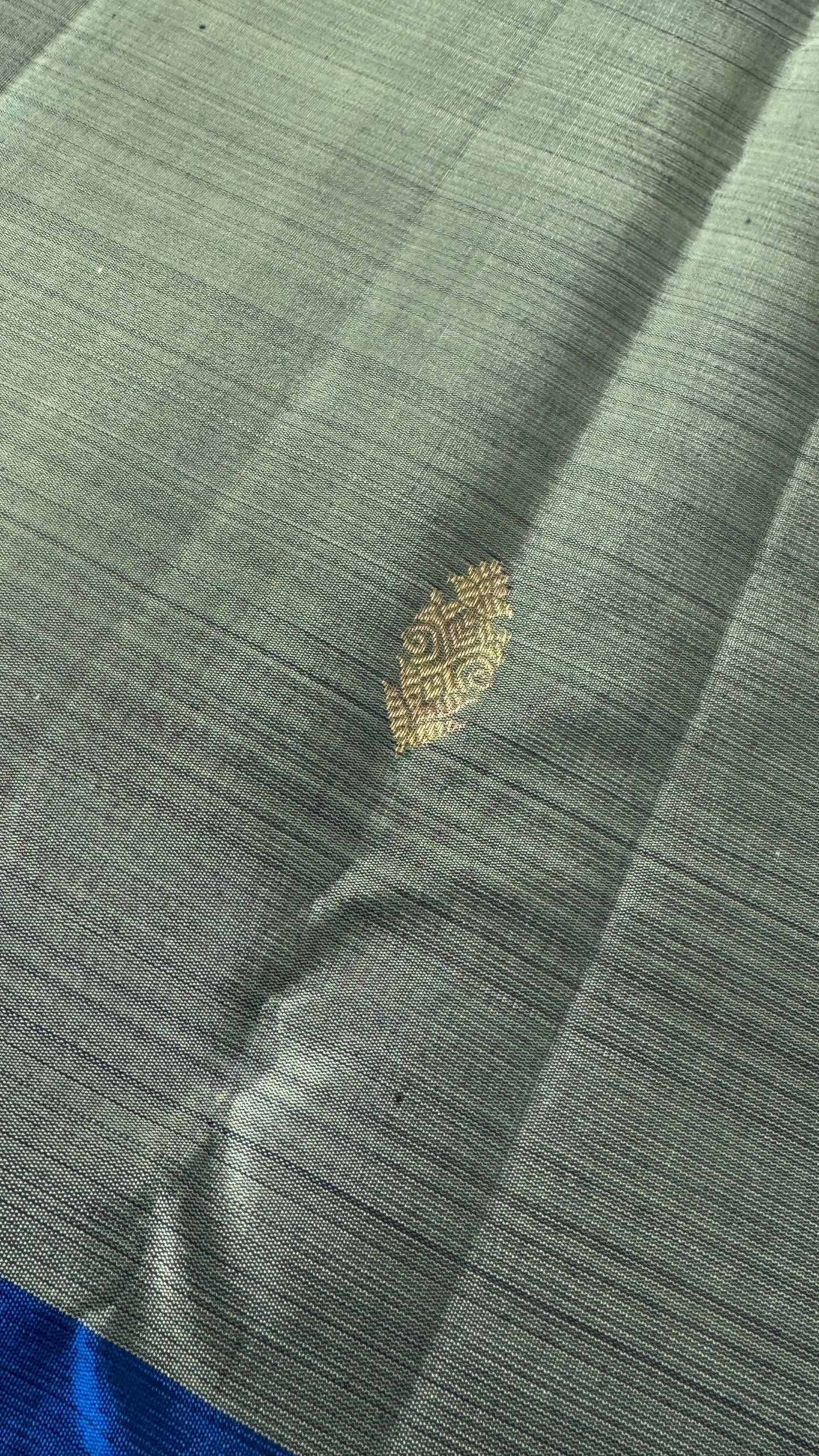 KANJIVARAM PURE SILK HANDLOOM SAREE – GREYISH GREEN WITH CONTRAST BLUE PALLU