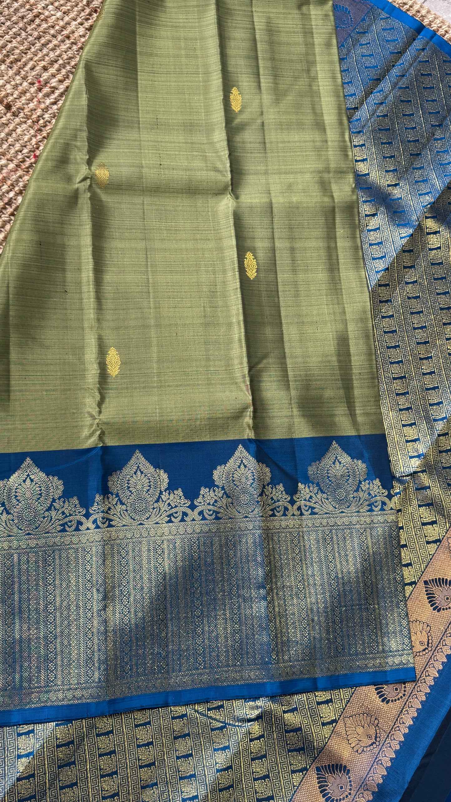 KANJIVARAM PURE SILK HANDLOOM SAREE – GREYISH GREEN WITH CONTRAST BLUE PALLU