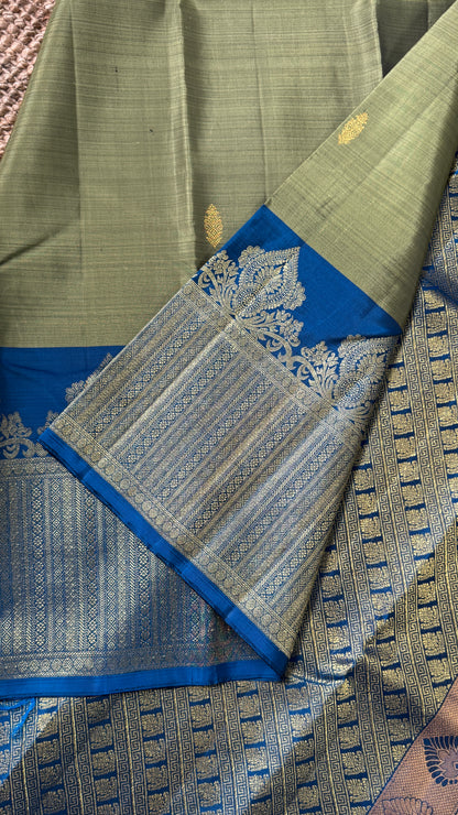 KANJIVARAM PURE SILK HANDLOOM SAREE – GREYISH GREEN WITH CONTRAST BLUE PALLU