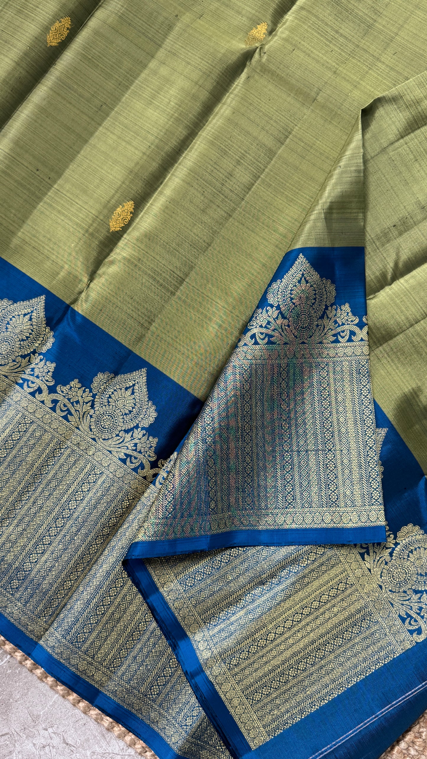 KANJIVARAM PURE SILK HANDLOOM SAREE – GREYISH GREEN WITH CONTRAST BLUE PALLU