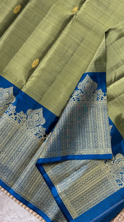 KANJIVARAM PURE SILK HANDLOOM SAREE – GREYISH GREEN WITH CONTRAST BLUE PALLU