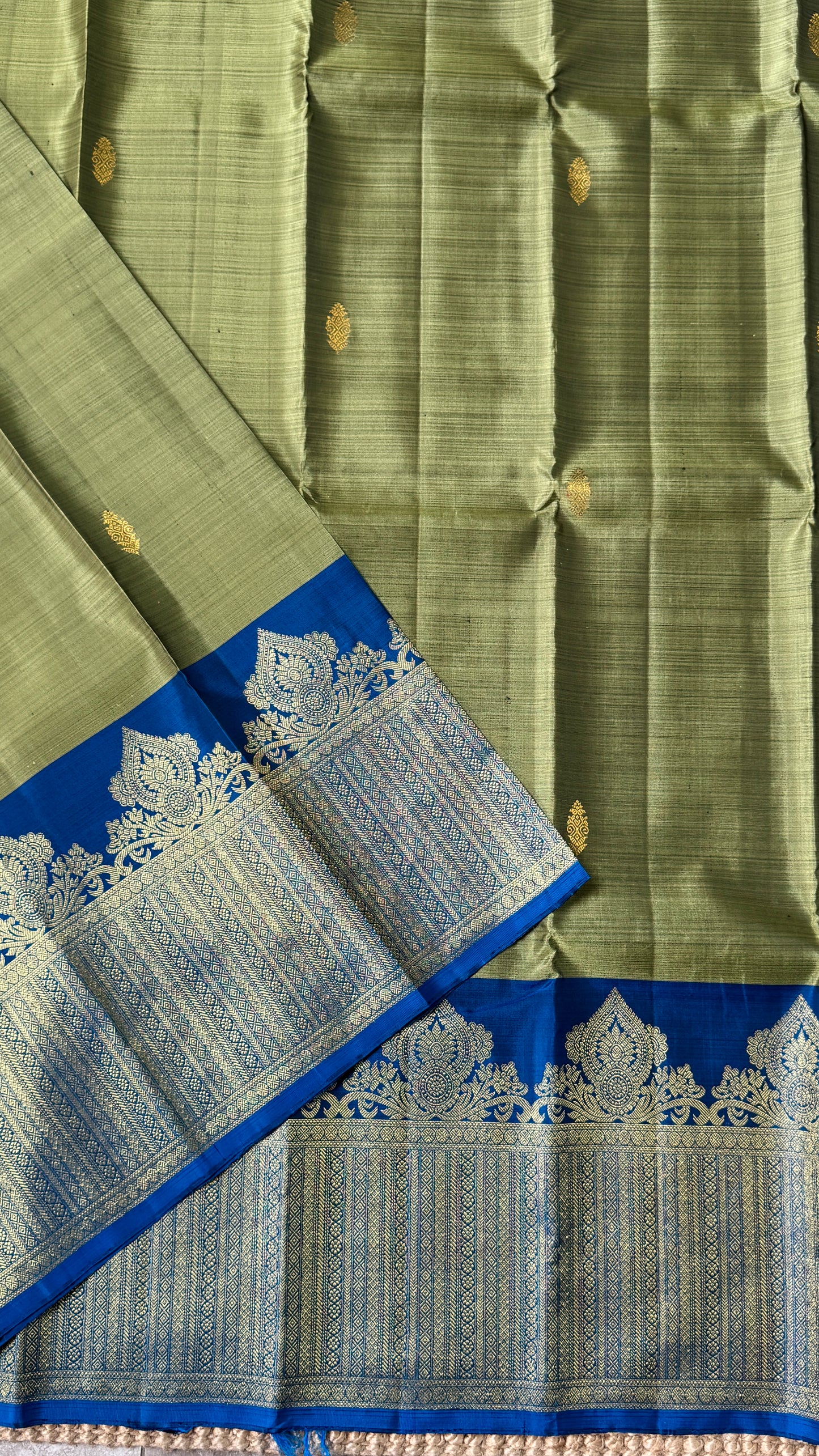 KANJIVARAM PURE SILK HANDLOOM SAREE – GREYISH GREEN WITH CONTRAST BLUE PALLU