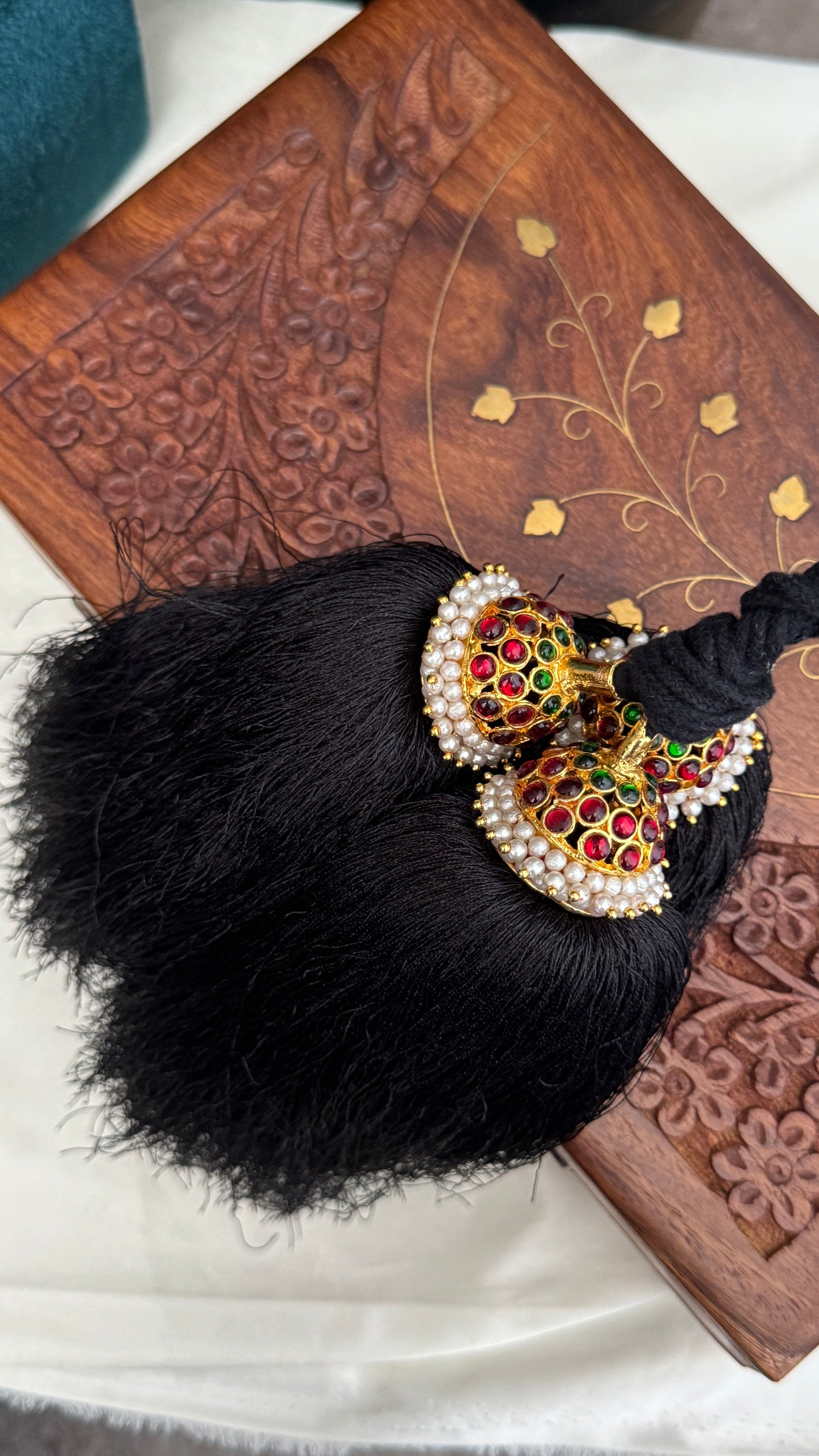 Bharatanatyam Jada Kuchulu – Kemp Stone &amp; Pearl Hair Accessories