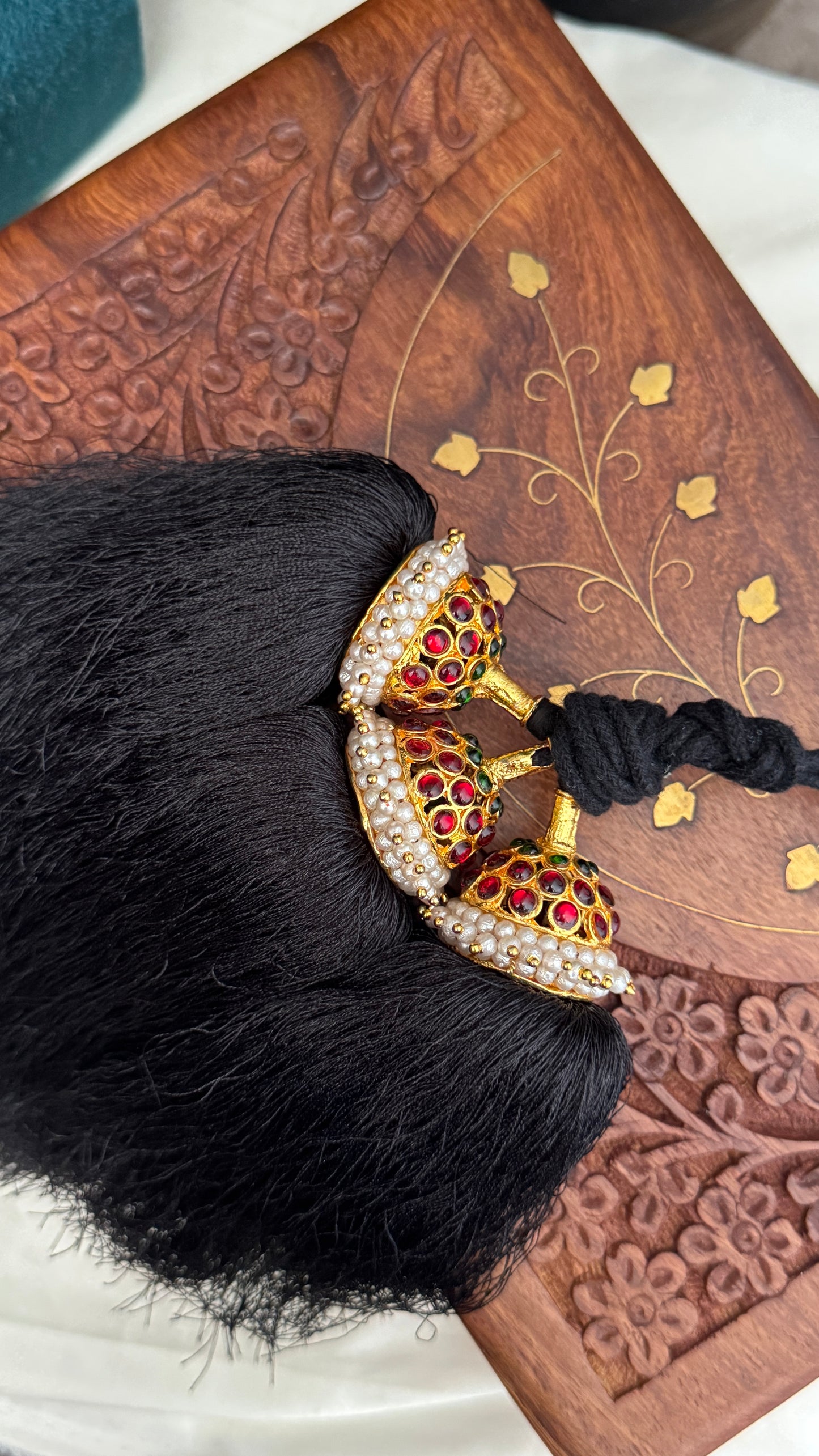 Bharatanatyam Jada Kuchulu – Kemp Stone &amp; Pearl Hair Accessories