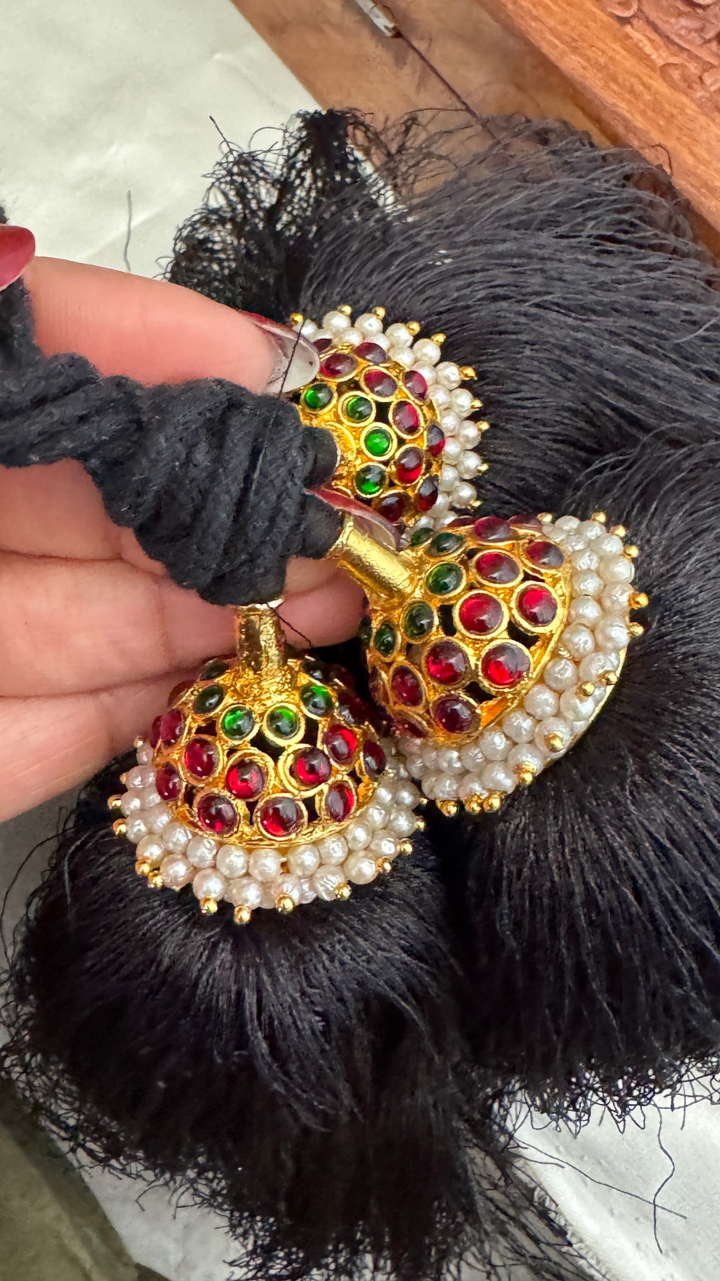 Bharatanatyam Jada Kuchulu – Kemp Stone &amp; Pearl Hair Accessories