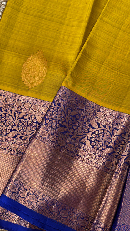 KANJIVARAM PURE SILK HANDLOOM SAREE in Olive Green and contrast Royal Blue Border and Pallu (Copy)