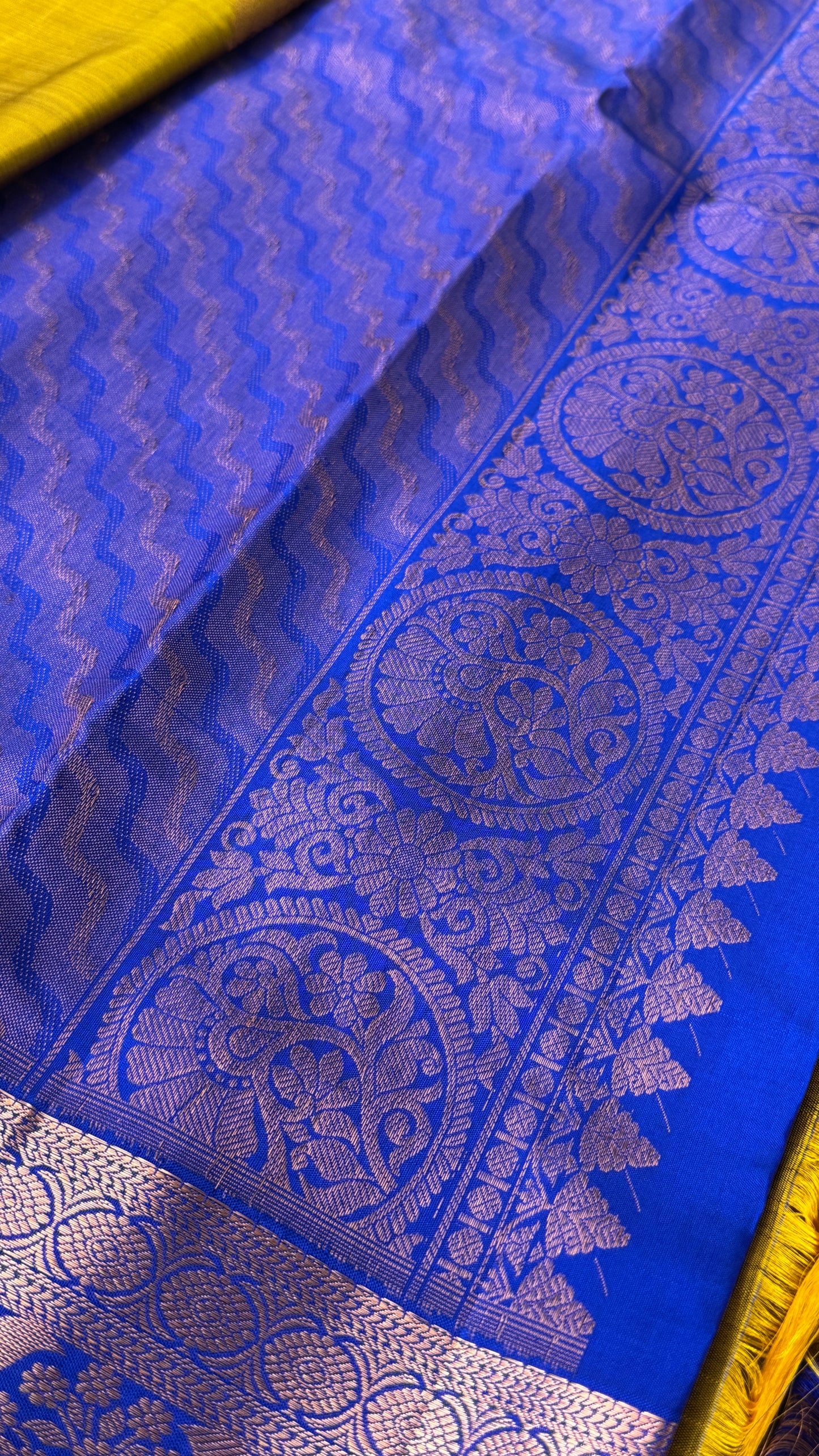 KANJIVARAM PURE SILK HANDLOOM SAREE in Olive Green and contrast Royal Blue Border and Pallu (Copy)