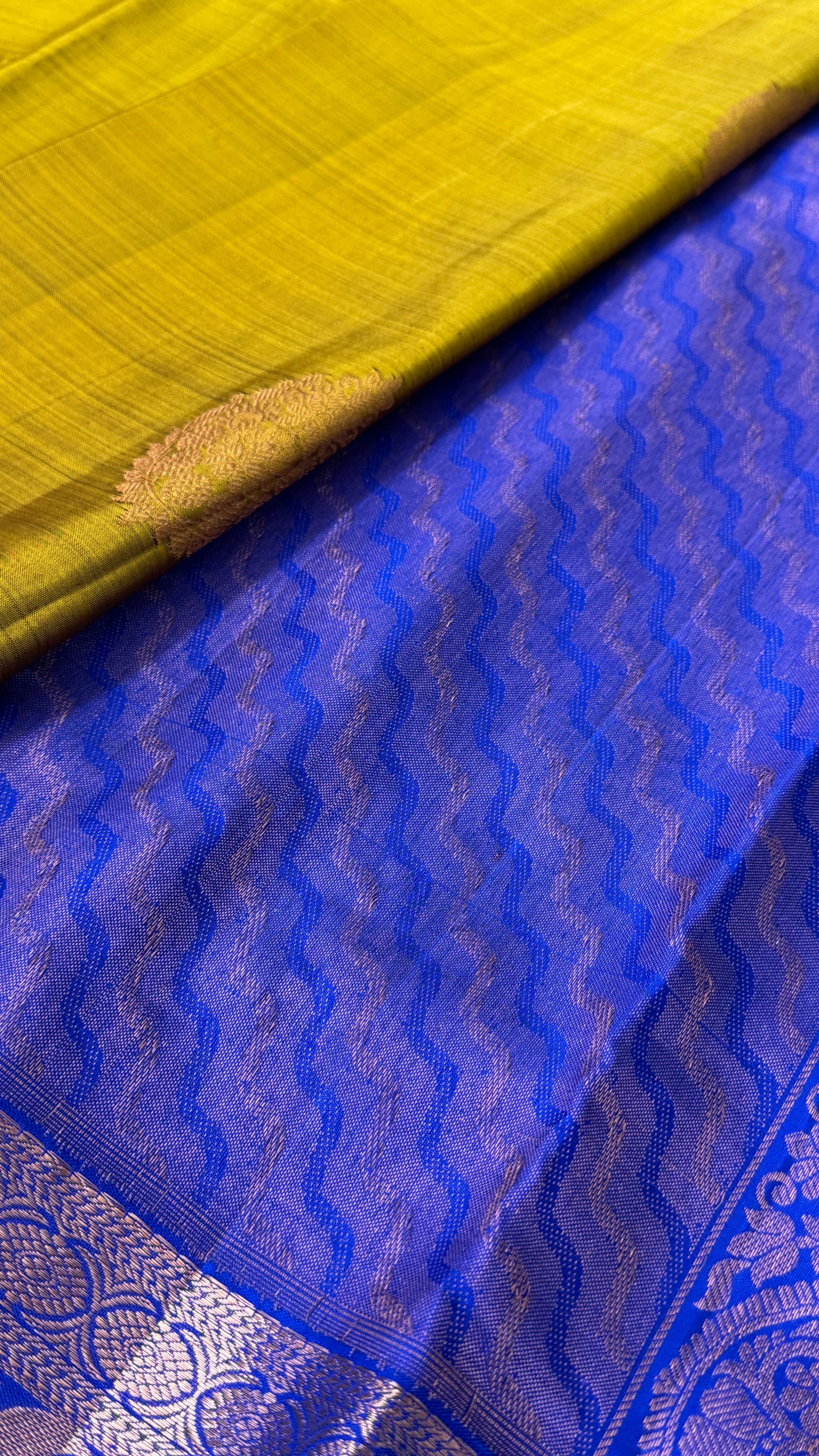 KANJIVARAM PURE SILK HANDLOOM SAREE in Olive Green and contrast Royal Blue Border and Pallu (Copy)