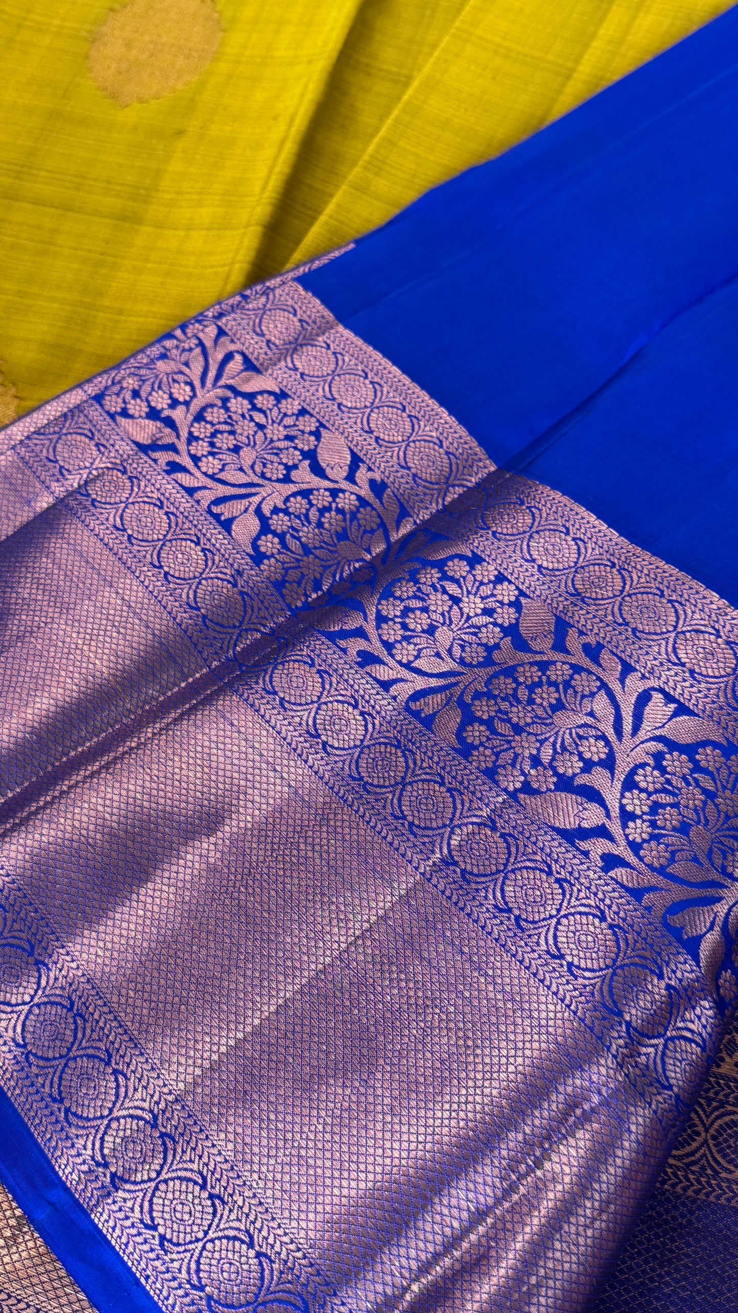 KANJIVARAM PURE SILK HANDLOOM SAREE in Olive Green and contrast Royal Blue Border and Pallu (Copy)