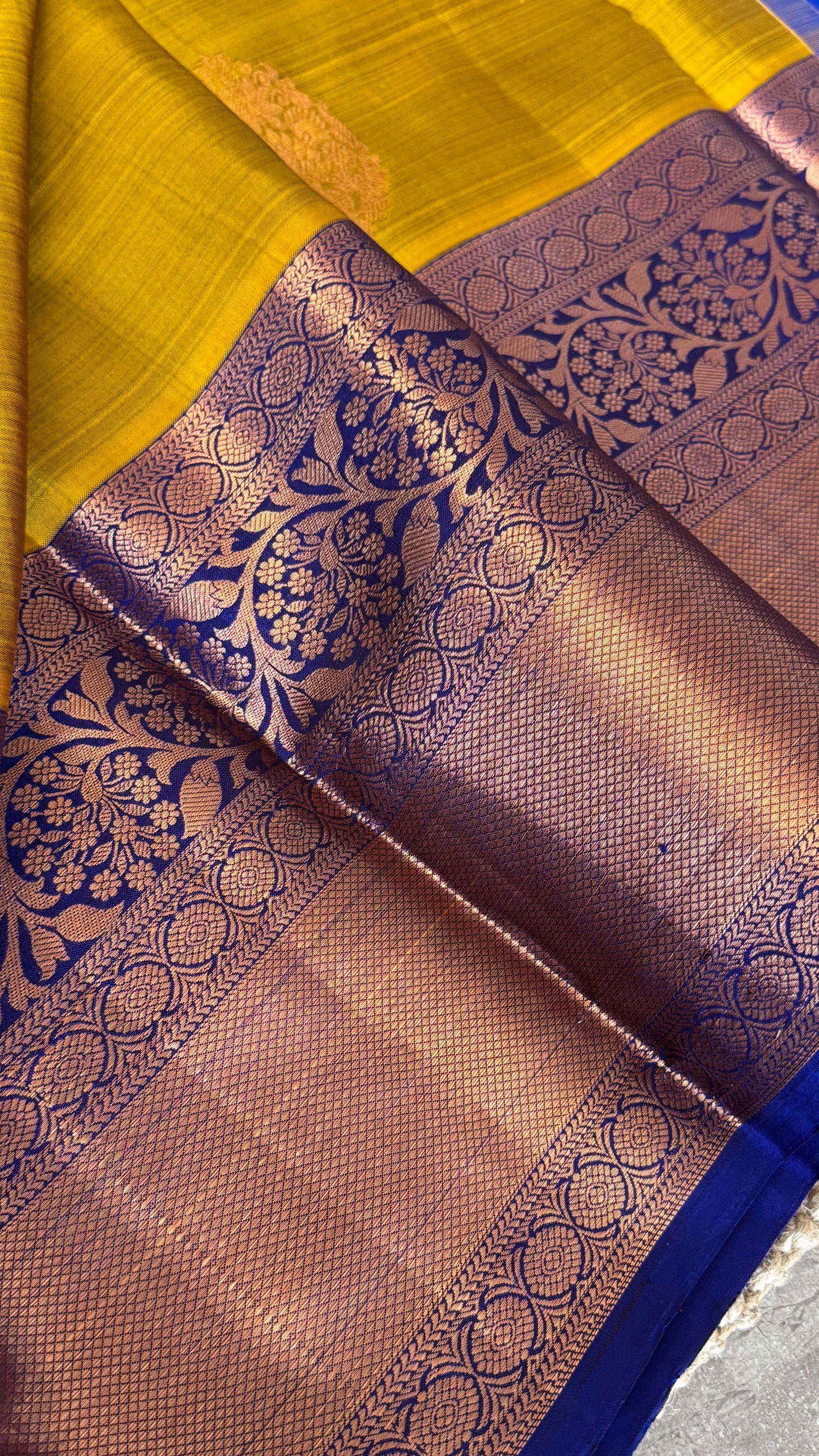 KANJIVARAM PURE SILK HANDLOOM SAREE in Olive Green and contrast Royal Blue Border and Pallu (Copy)