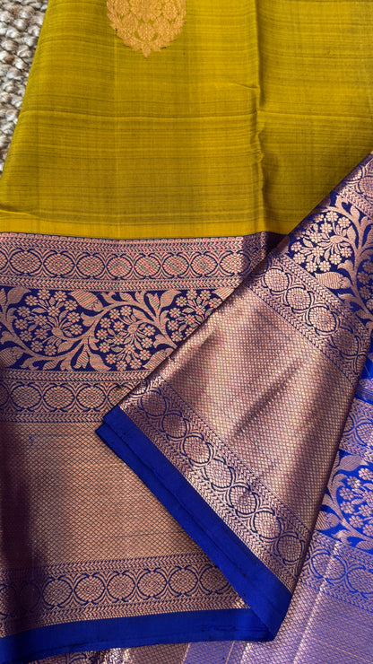 KANJIVARAM PURE SILK HANDLOOM SAREE in Olive Green and contrast Royal Blue Border and Pallu (Copy)