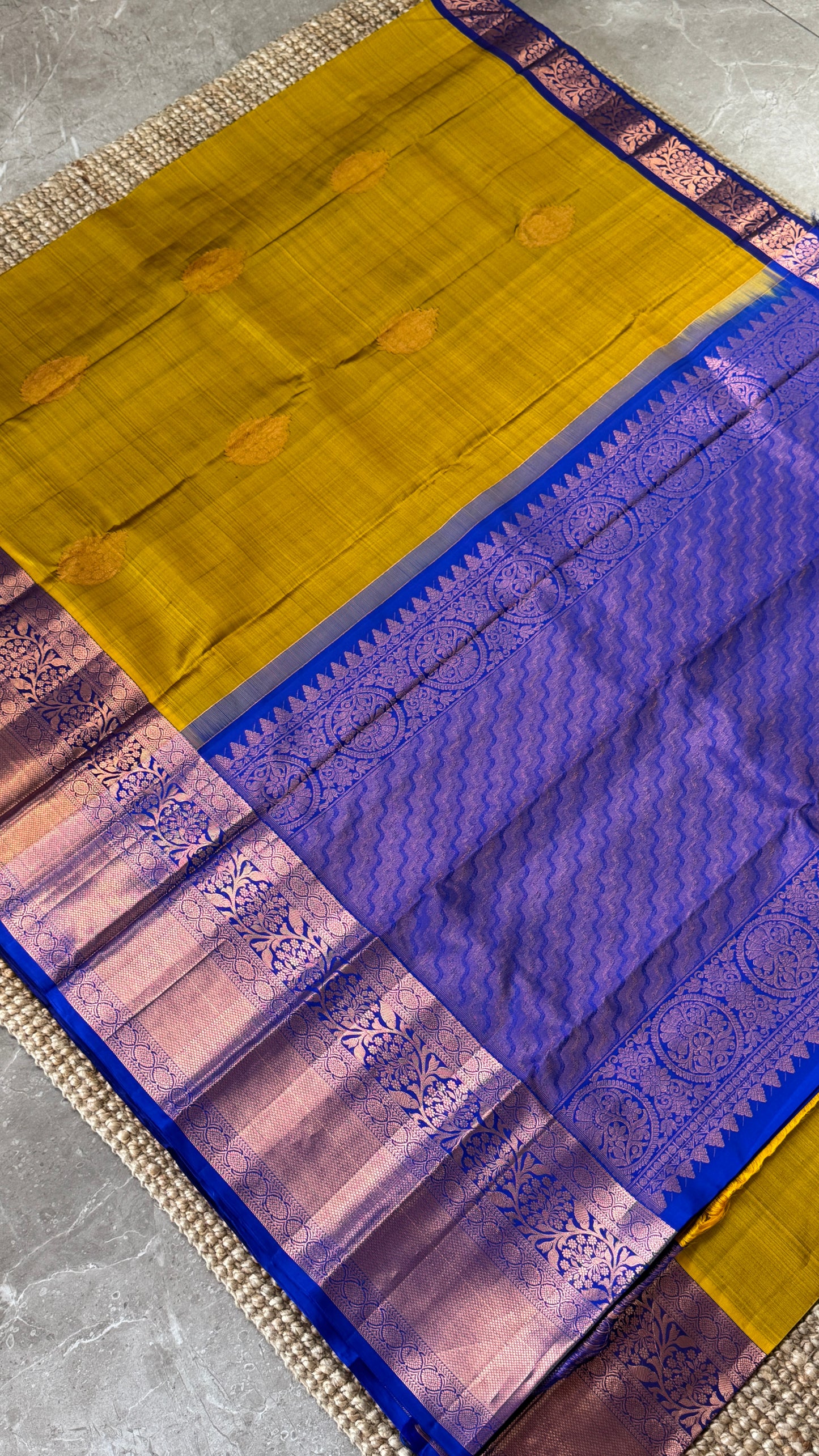 KANJIVARAM PURE SILK HANDLOOM SAREE in Olive Green and contrast Royal Blue Border and Pallu (Copy)