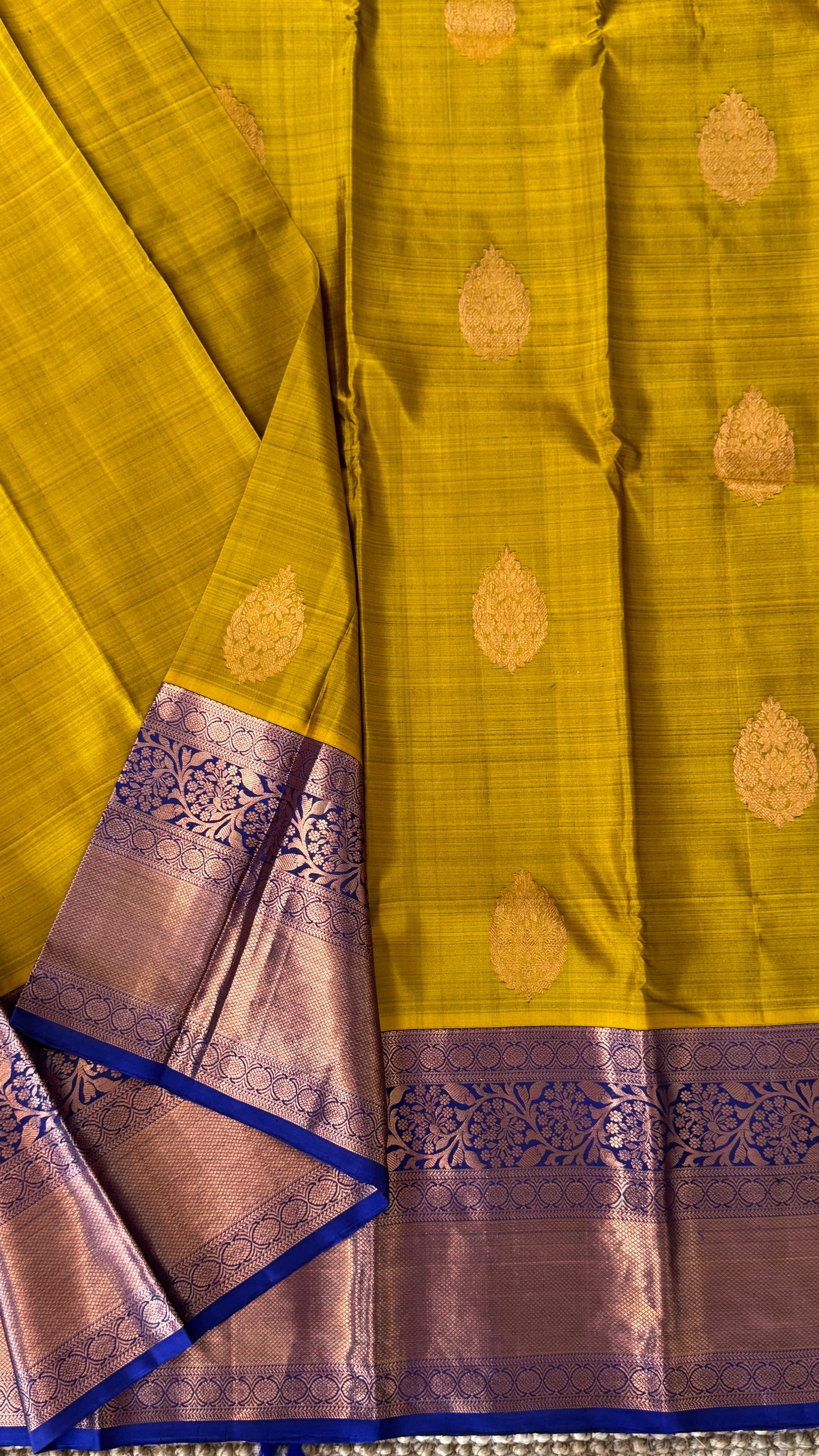 KANJIVARAM PURE SILK HANDLOOM SAREE in Olive Green and contrast Royal Blue Border and Pallu (Copy)
