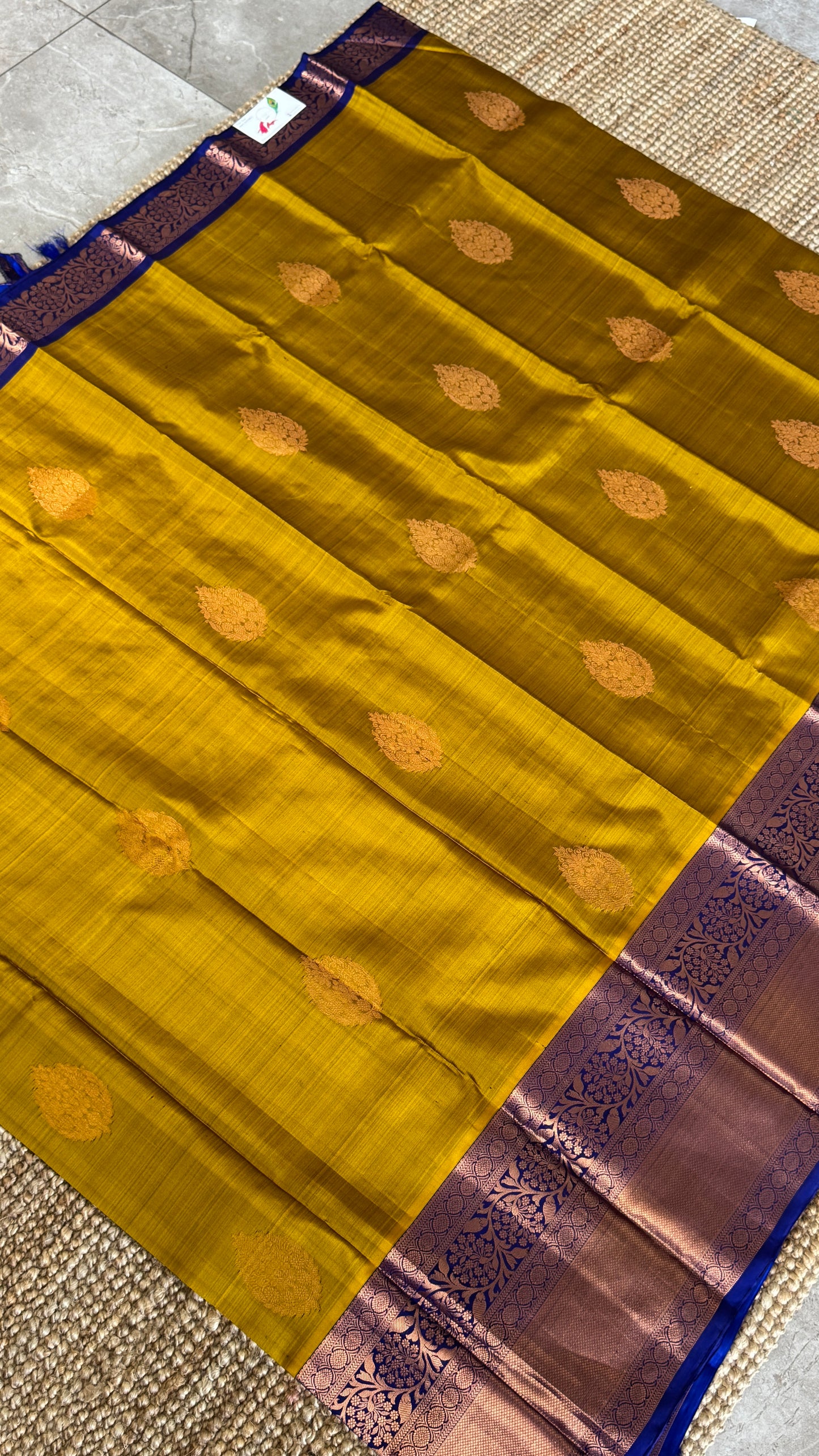 KANJIVARAM PURE SILK HANDLOOM SAREE in Olive Green and contrast Royal Blue Border and Pallu (Copy)