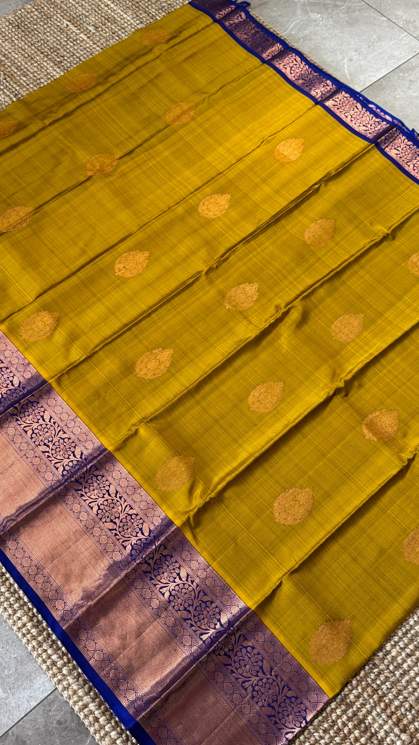 KANJIVARAM PURE SILK HANDLOOM SAREE in Olive Green and contrast Royal Blue Border and Pallu (Copy)