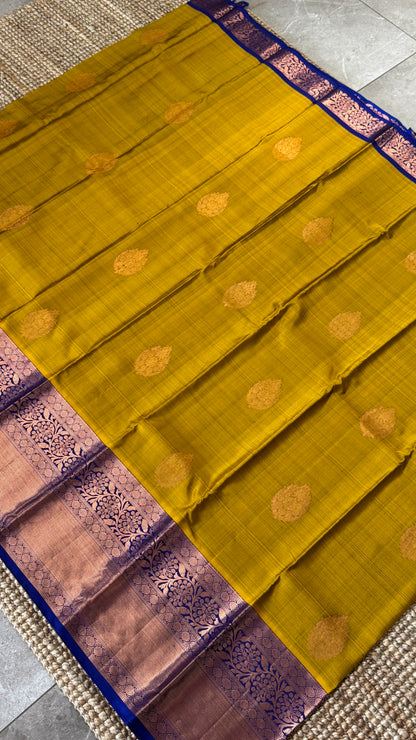 KANJIVARAM PURE SILK HANDLOOM SAREE in Olive Green and contrast Royal Blue Border and Pallu (Copy)