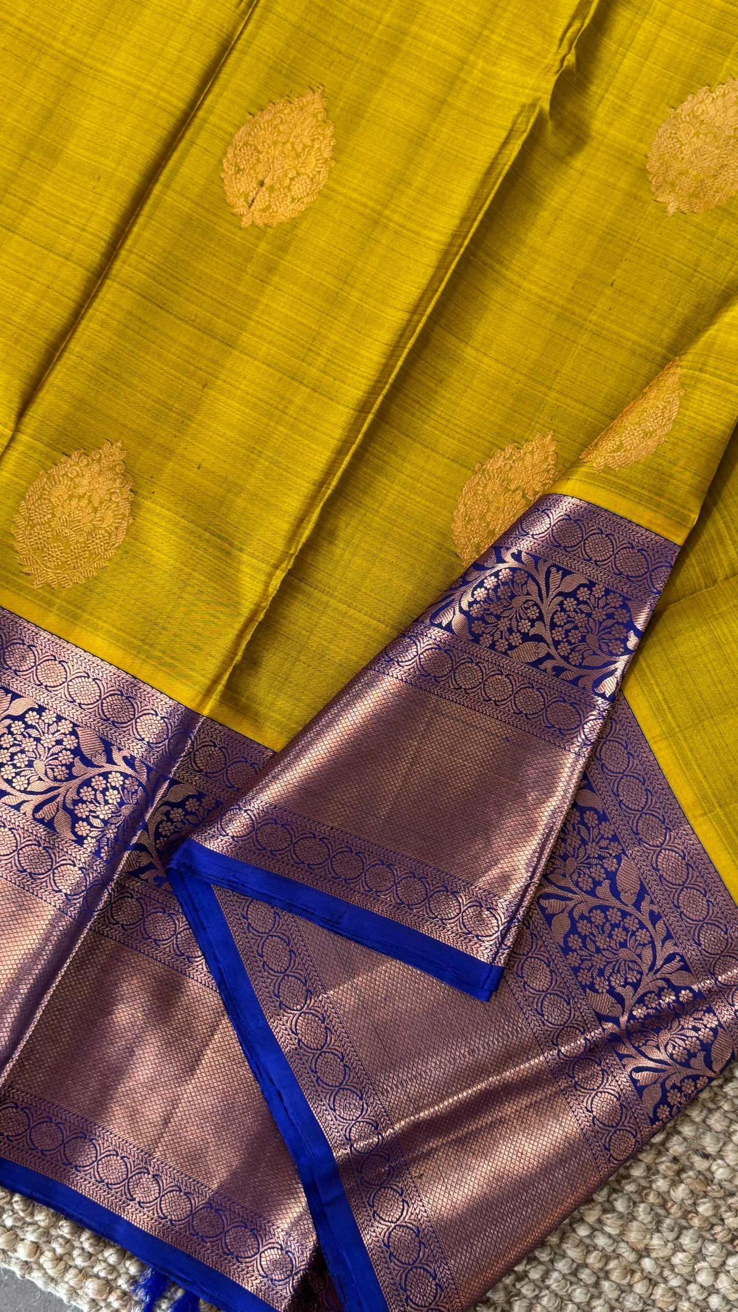 KANJIVARAM PURE SILK HANDLOOM SAREE in Olive Green and contrast Royal Blue Border and Pallu (Copy)