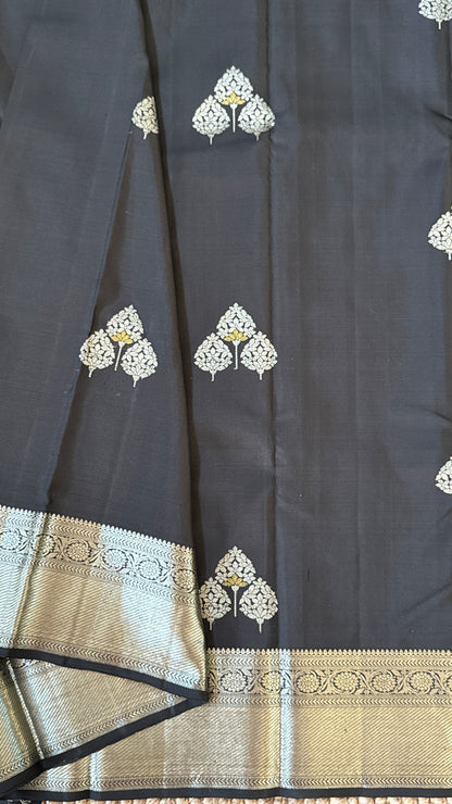 KANJIVARAM PURE SILK HANDLOOM SAREE in Black Beauty with Silver Zari Elegance