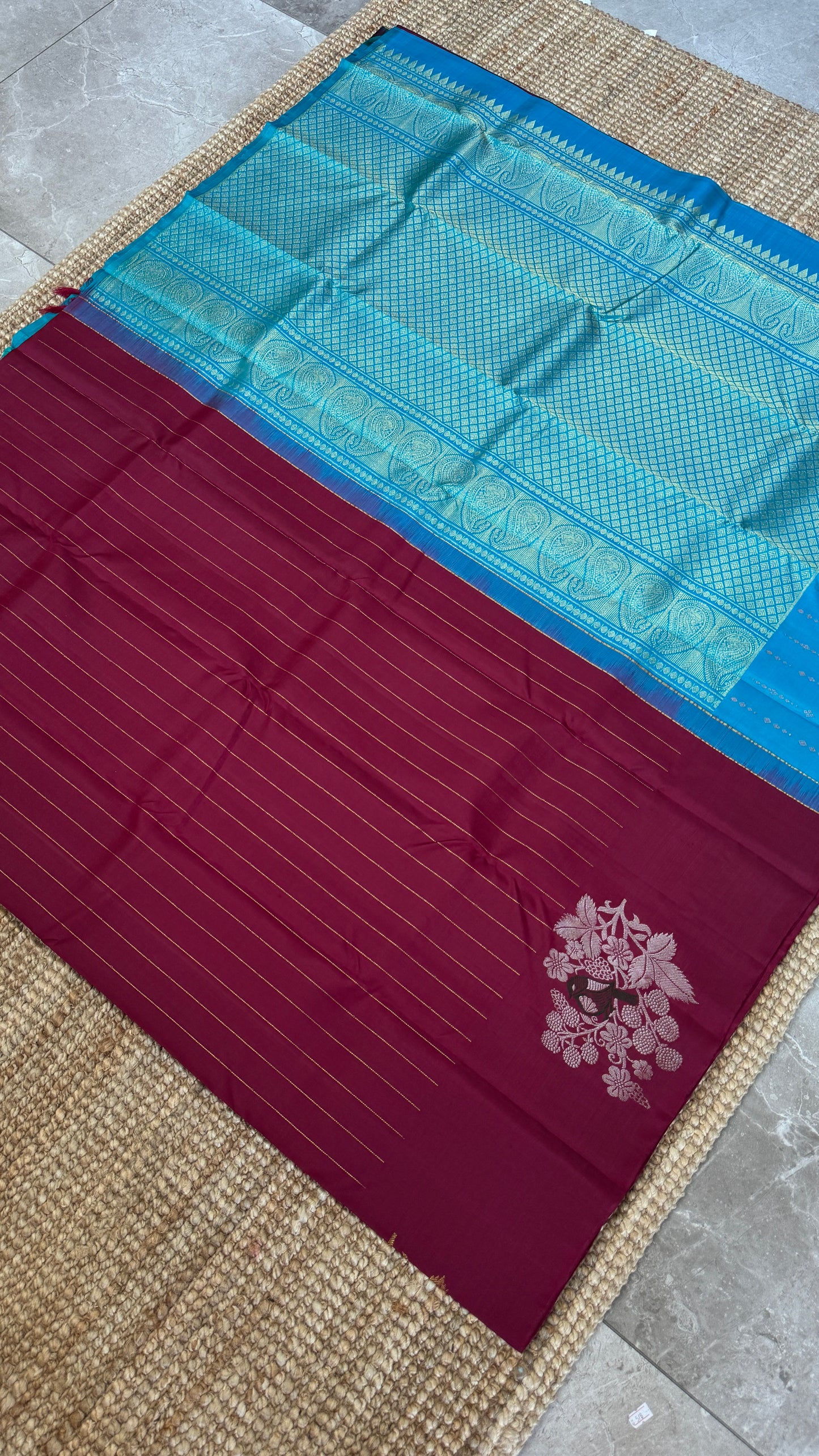 KANJIVARAM PURE SILK HANDLOOM SAREE – MAROON & BLUE, BORDERLESS WITH DUAL ZARI MOTIFS