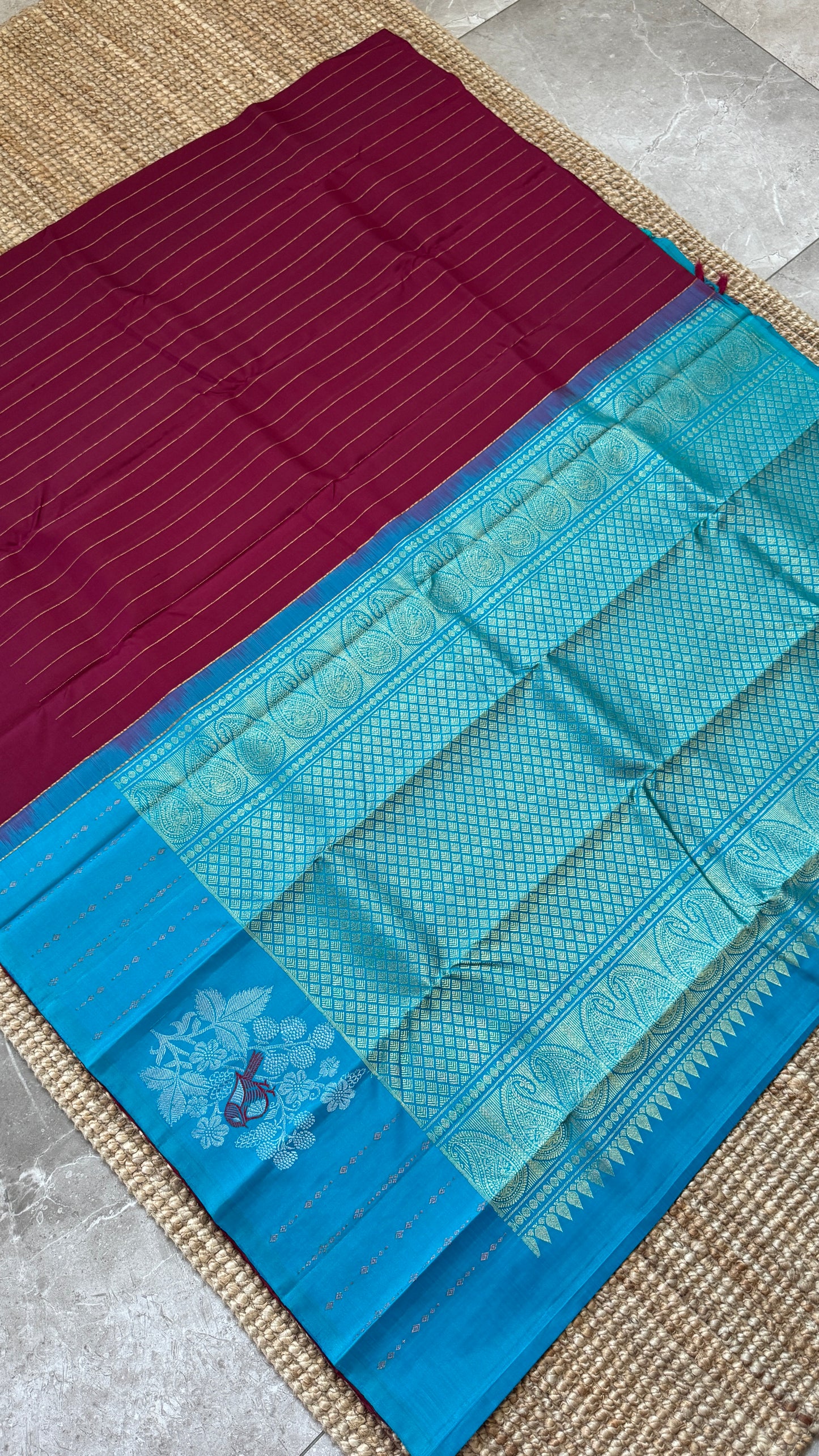 KANJIVARAM PURE SILK HANDLOOM SAREE – MAROON & BLUE, BORDERLESS WITH DUAL ZARI MOTIFS