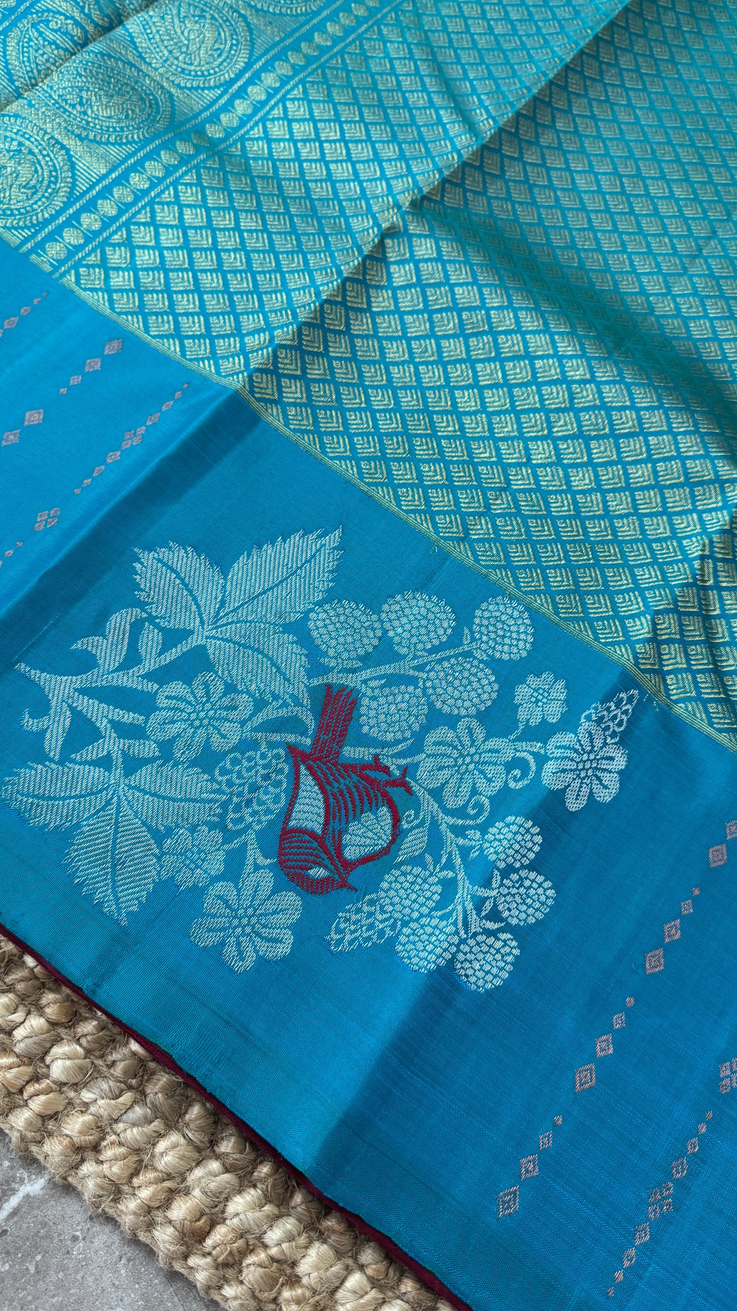 KANJIVARAM PURE SILK HANDLOOM SAREE – MAROON & BLUE, BORDERLESS WITH DUAL ZARI MOTIFS