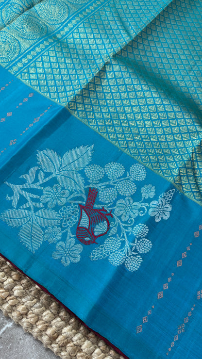 KANJIVARAM PURE SILK HANDLOOM SAREE – MAROON & BLUE, BORDERLESS WITH DUAL ZARI MOTIFS