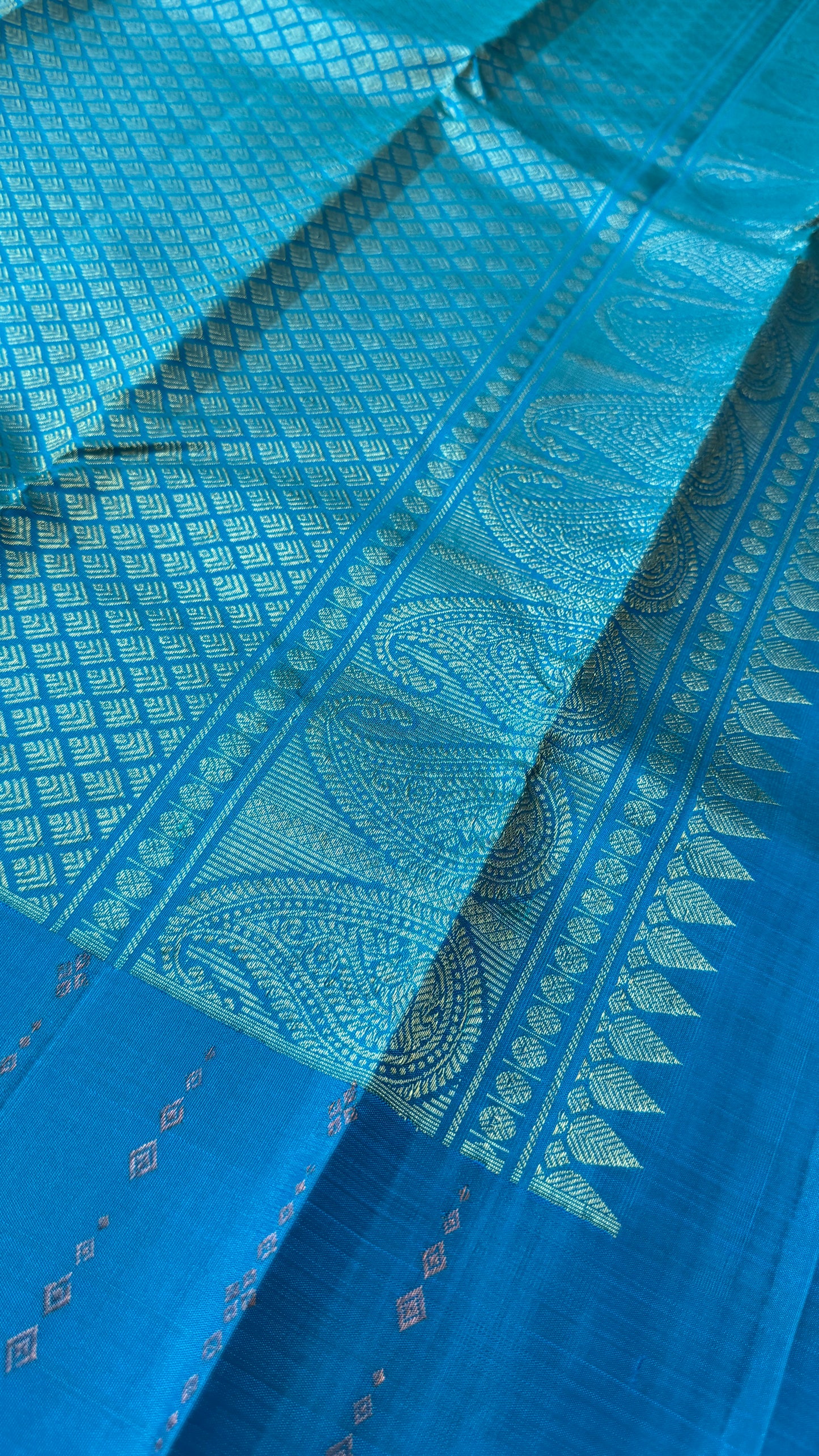 KANJIVARAM PURE SILK HANDLOOM SAREE – MAROON & BLUE, BORDERLESS WITH DUAL ZARI MOTIFS
