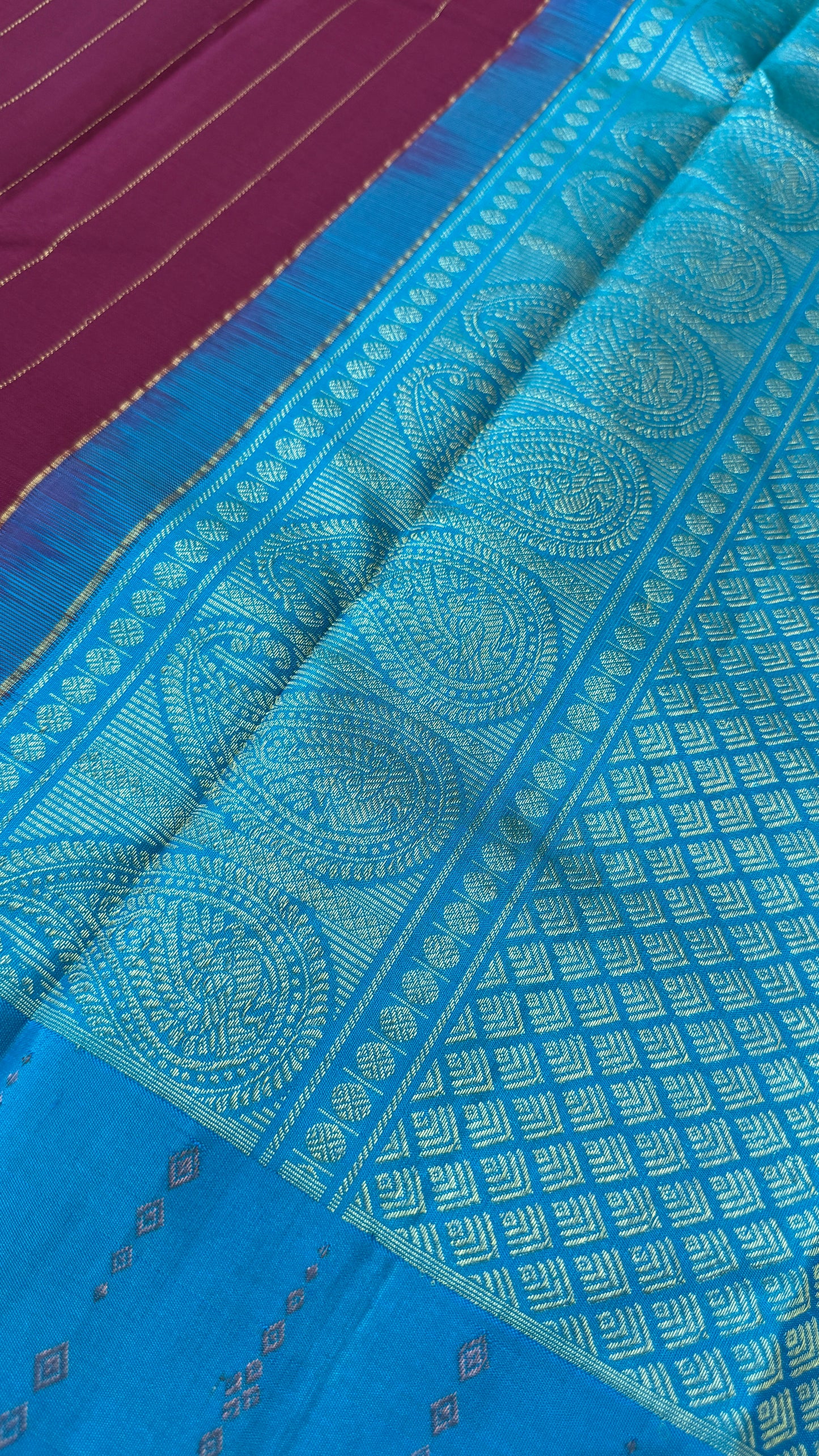 KANJIVARAM PURE SILK HANDLOOM SAREE – MAROON & BLUE, BORDERLESS WITH DUAL ZARI MOTIFS
