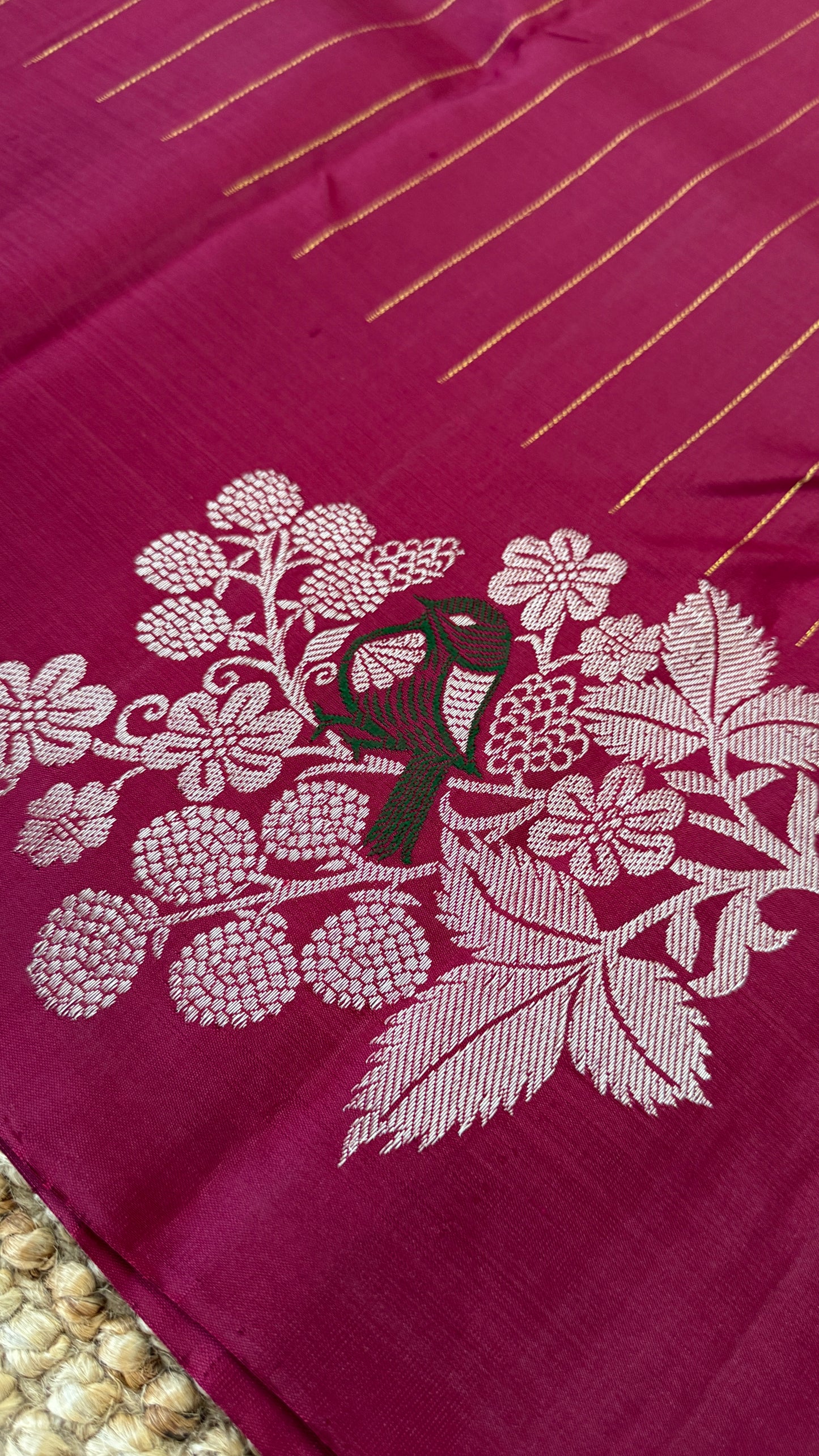KANJIVARAM PURE SILK HANDLOOM SAREE – MAROON & BLUE, BORDERLESS WITH DUAL ZARI MOTIFS