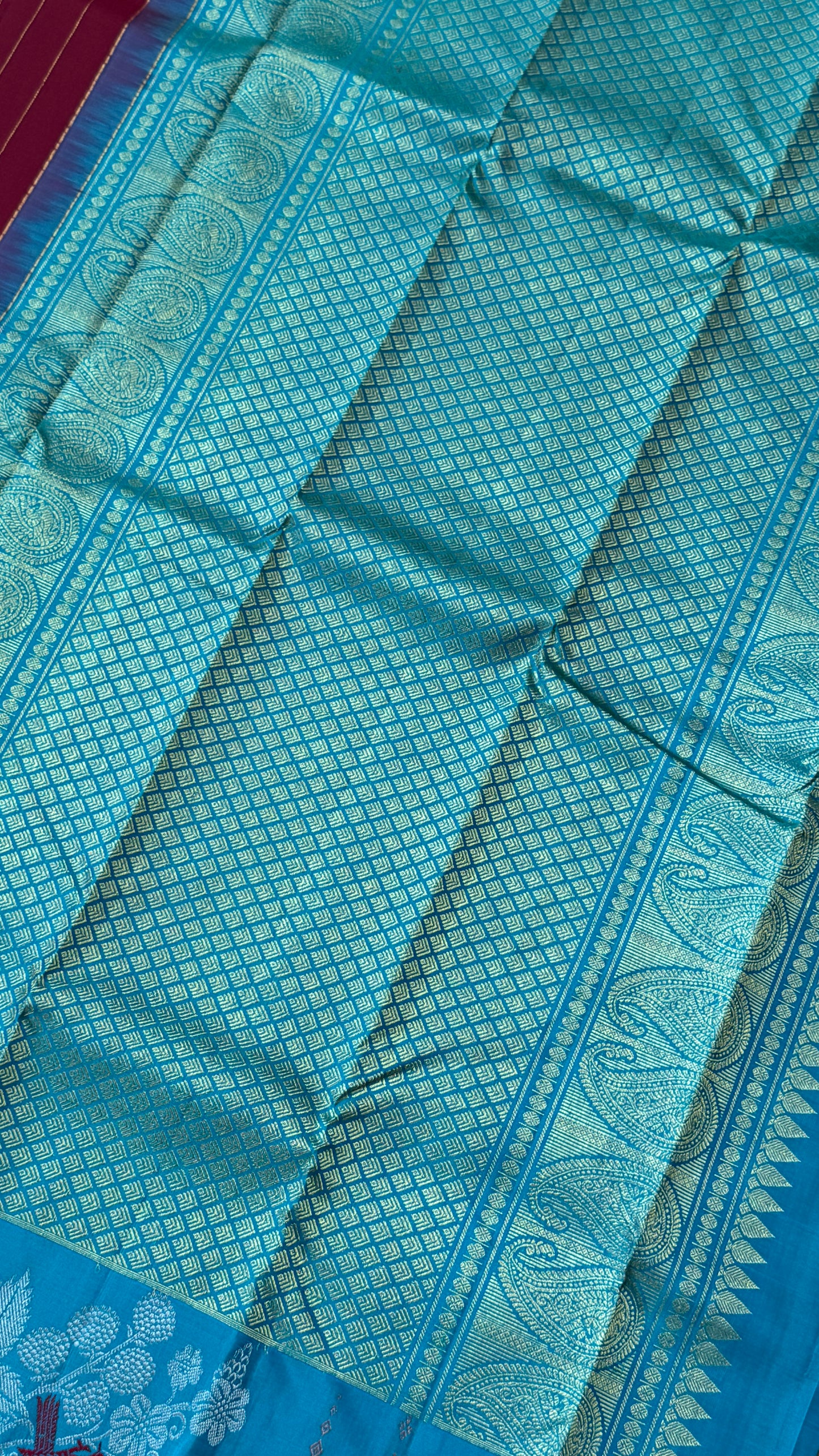 KANJIVARAM PURE SILK HANDLOOM SAREE – MAROON & BLUE, BORDERLESS WITH DUAL ZARI MOTIFS