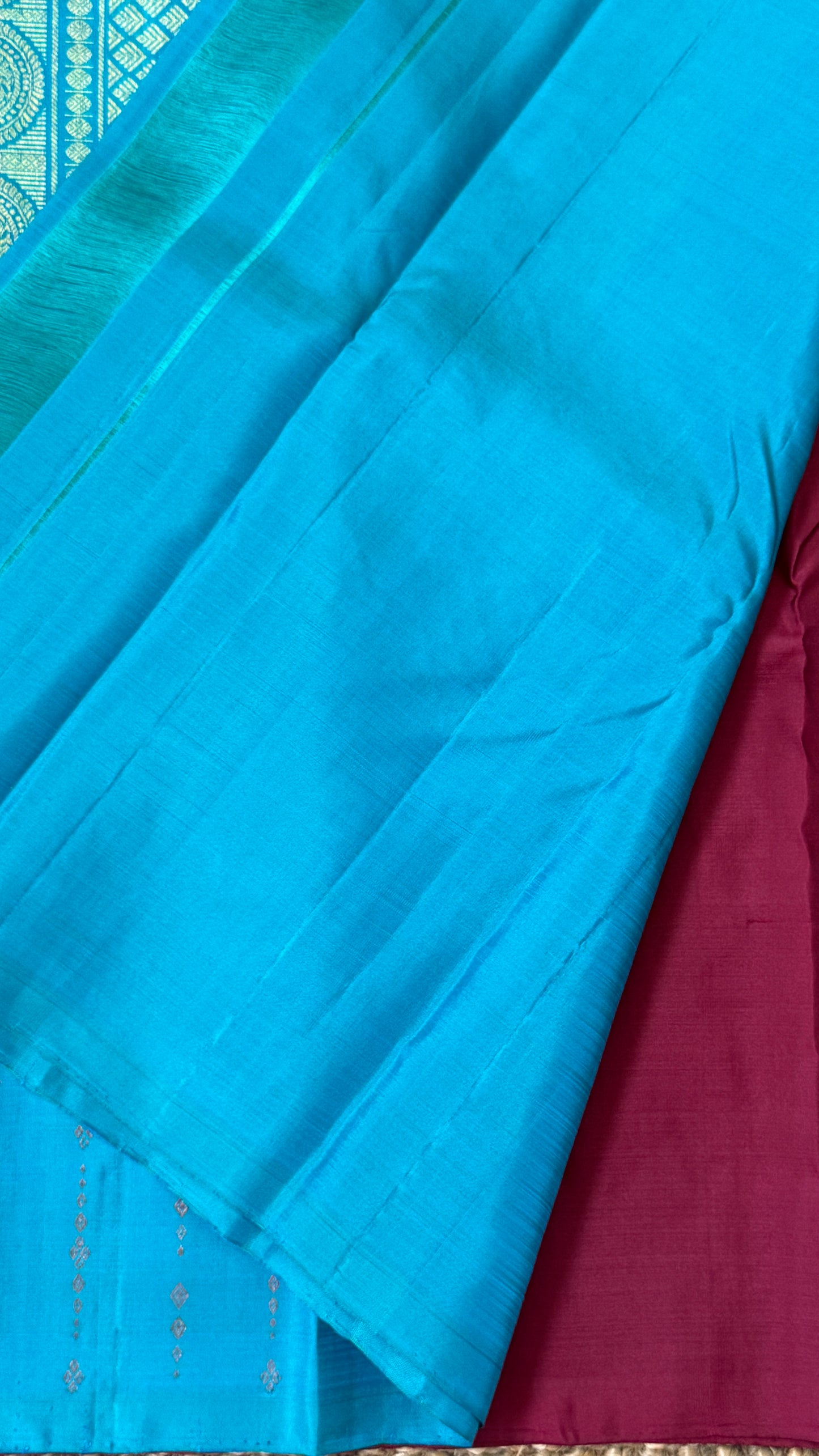 KANJIVARAM PURE SILK HANDLOOM SAREE – MAROON & BLUE, BORDERLESS WITH DUAL ZARI MOTIFS