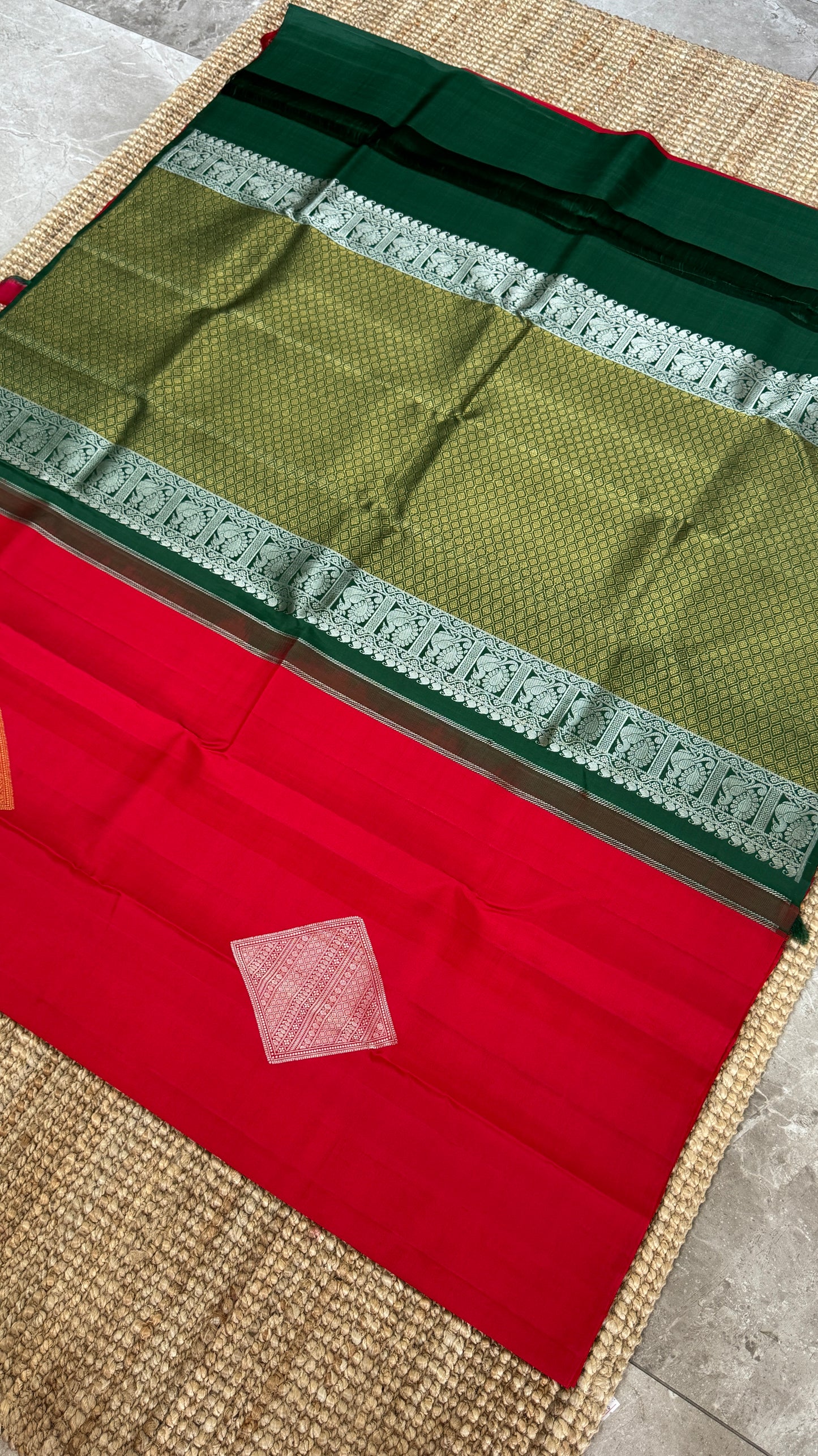 KANJIVARAM PURE SILK HANDLOOM SAREE – RED WITH CONTRAST BOTTLE GREEN PALLU