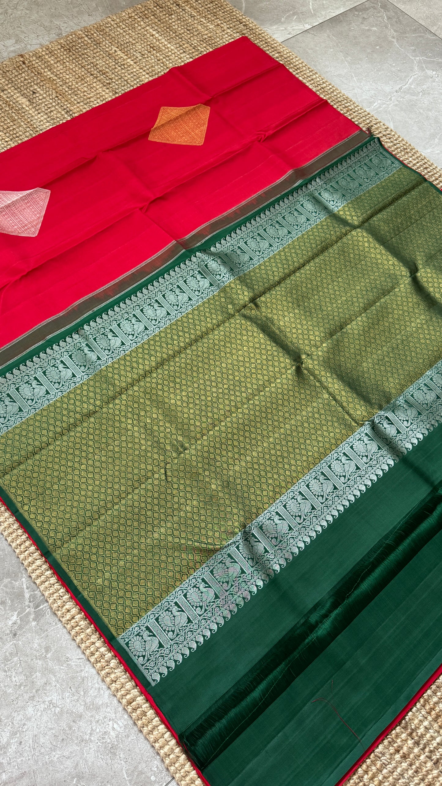KANJIVARAM PURE SILK HANDLOOM SAREE – RED WITH CONTRAST BOTTLE GREEN PALLU