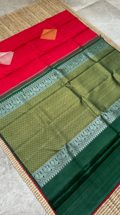 KANJIVARAM PURE SILK HANDLOOM SAREE – RED WITH CONTRAST BOTTLE GREEN PALLU