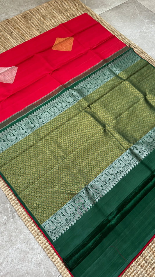 KANJIVARAM PURE SILK HANDLOOM SAREE – RED WITH CONTRAST BOTTLE GREEN PALLU