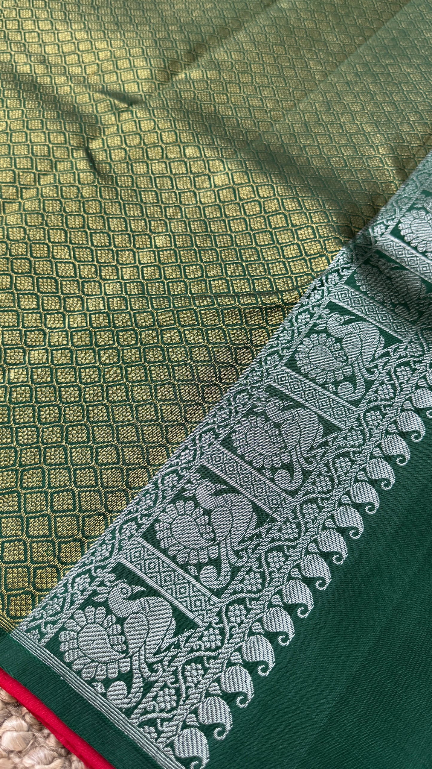 KANJIVARAM PURE SILK HANDLOOM SAREE – RED WITH CONTRAST BOTTLE GREEN PALLU