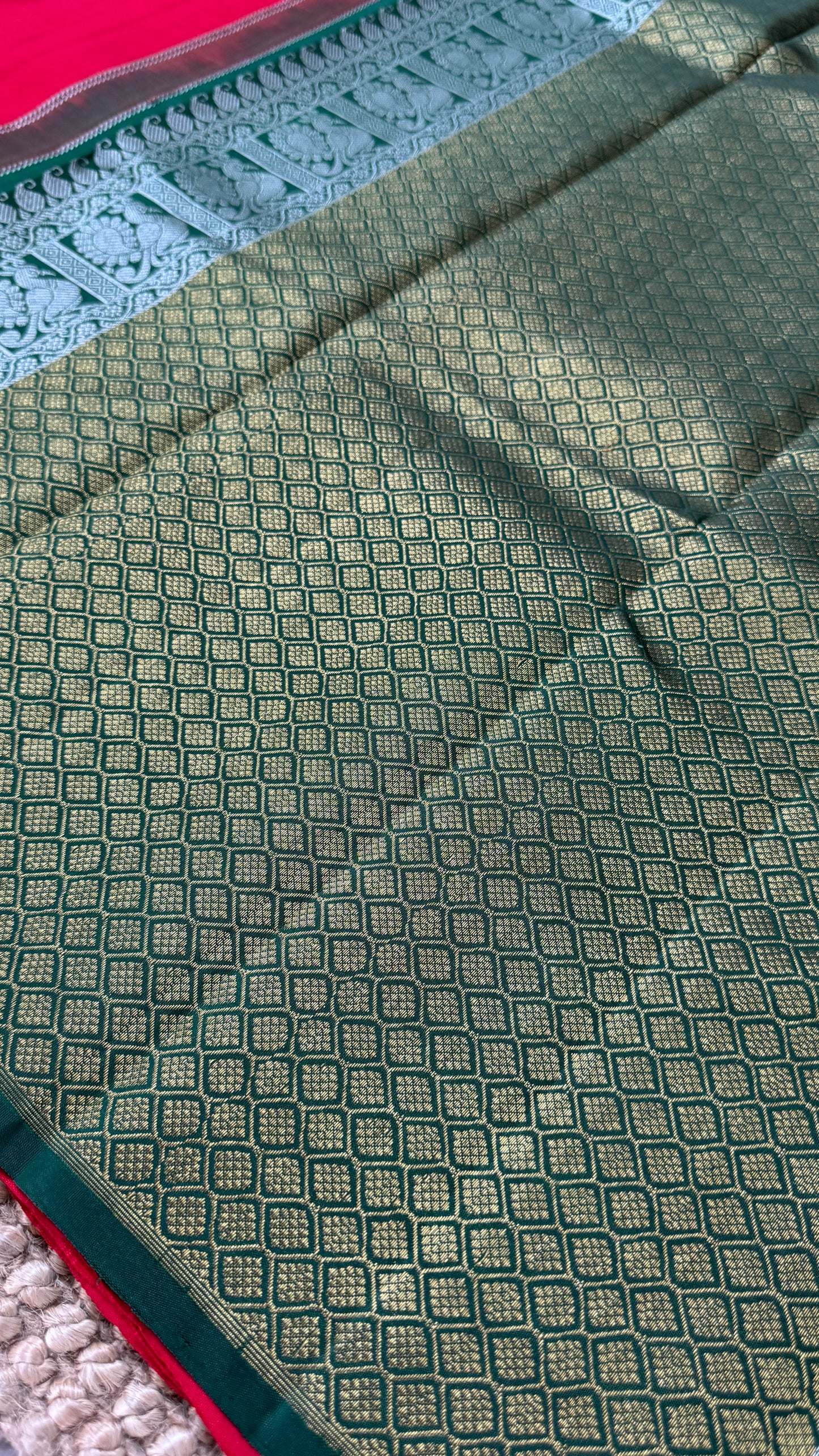 KANJIVARAM PURE SILK HANDLOOM SAREE – RED WITH CONTRAST BOTTLE GREEN PALLU