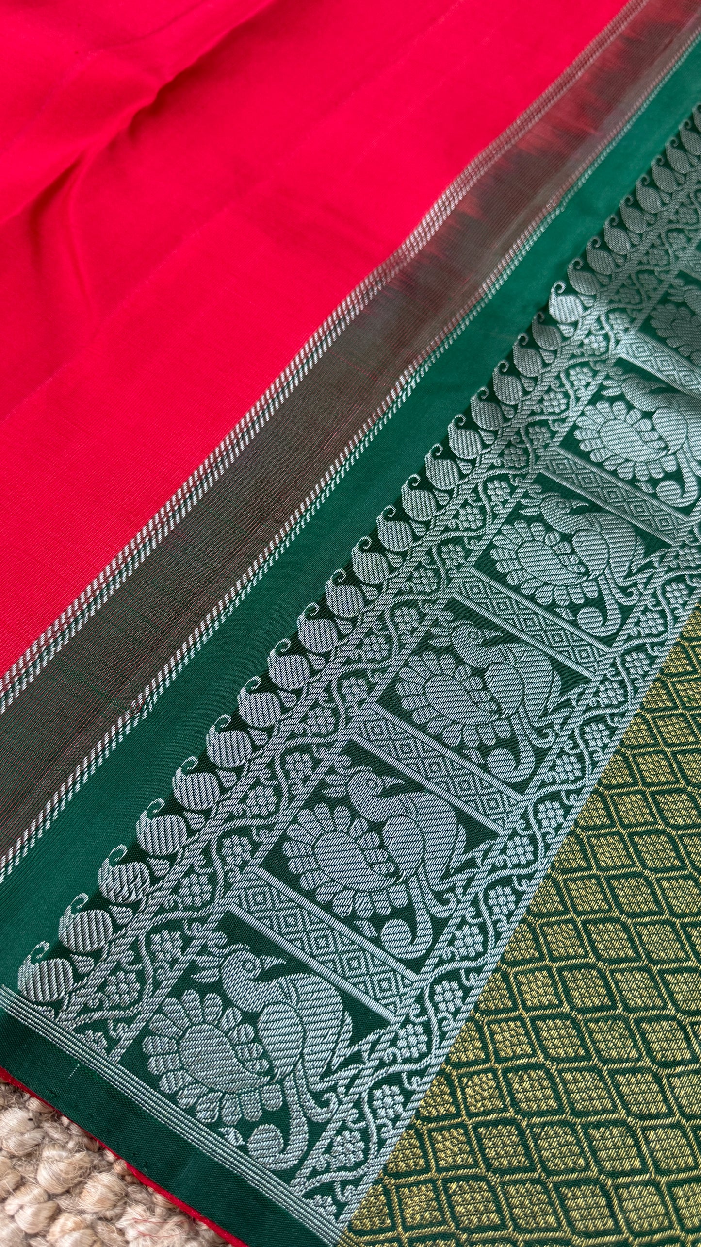 KANJIVARAM PURE SILK HANDLOOM SAREE – RED WITH CONTRAST BOTTLE GREEN PALLU