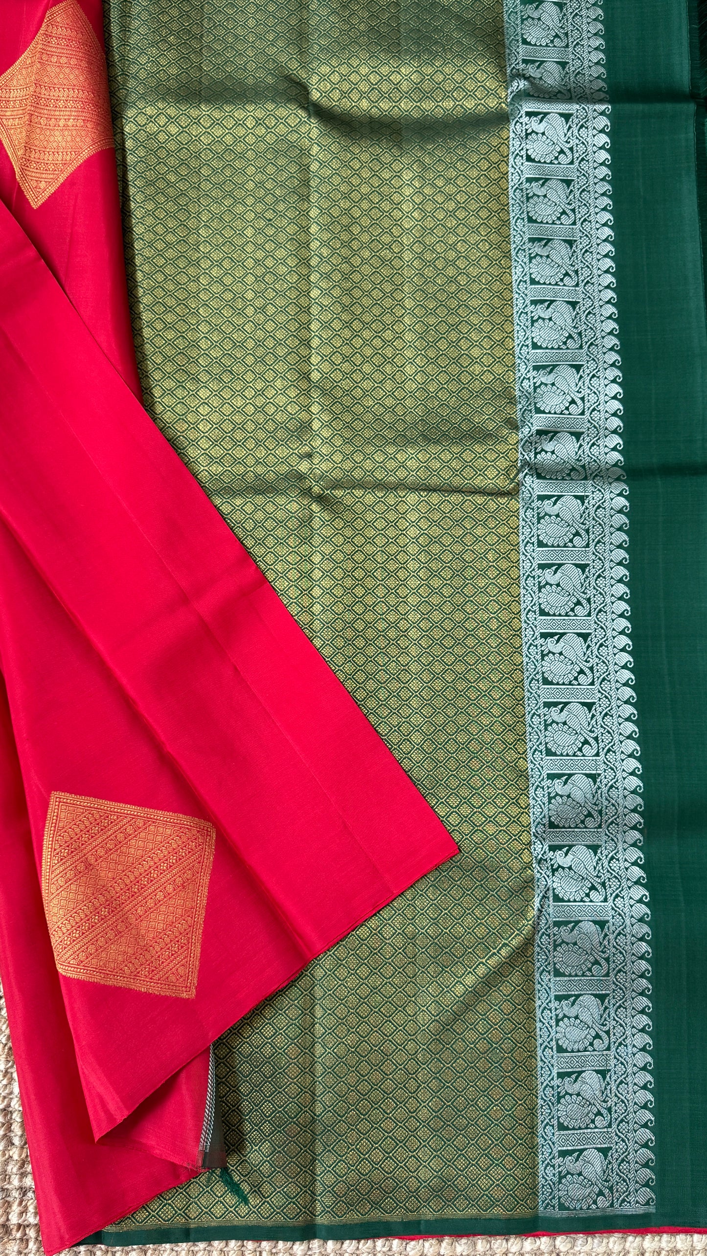 KANJIVARAM PURE SILK HANDLOOM SAREE – RED WITH CONTRAST BOTTLE GREEN PALLU