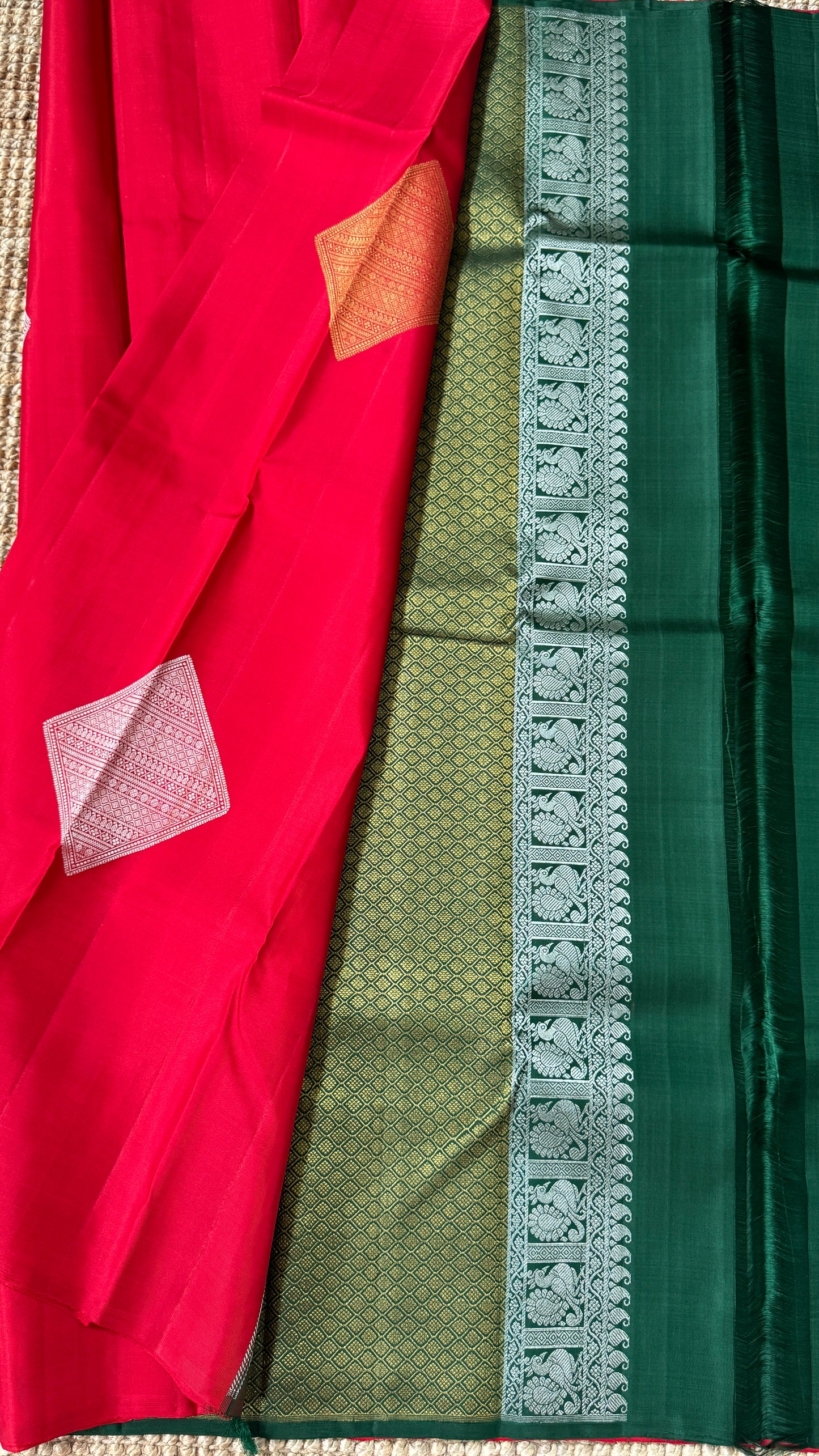 KANJIVARAM PURE SILK HANDLOOM SAREE – RED WITH CONTRAST BOTTLE GREEN PALLU