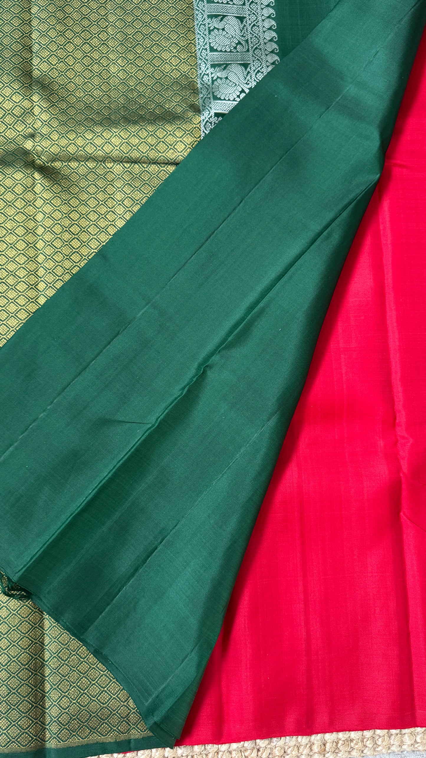 KANJIVARAM PURE SILK HANDLOOM SAREE – RED WITH CONTRAST BOTTLE GREEN PALLU