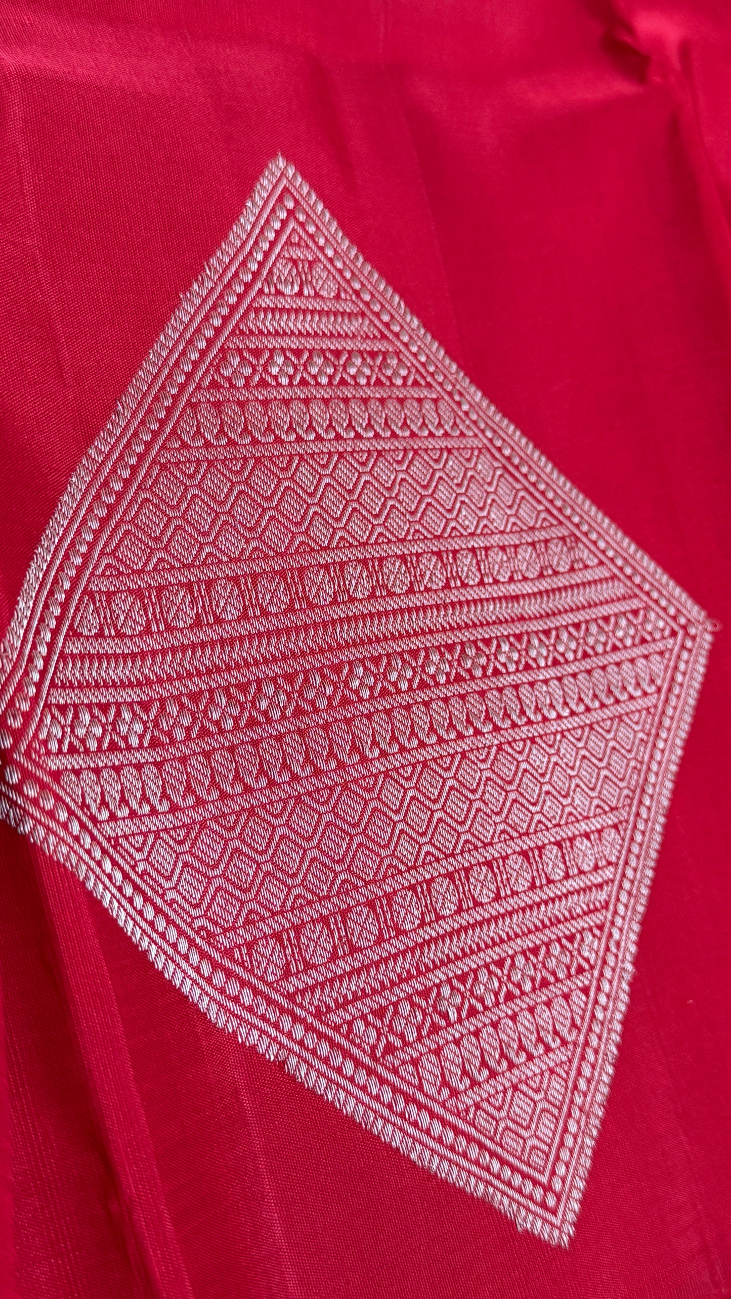 KANJIVARAM PURE SILK HANDLOOM SAREE – RED WITH CONTRAST BOTTLE GREEN PALLU