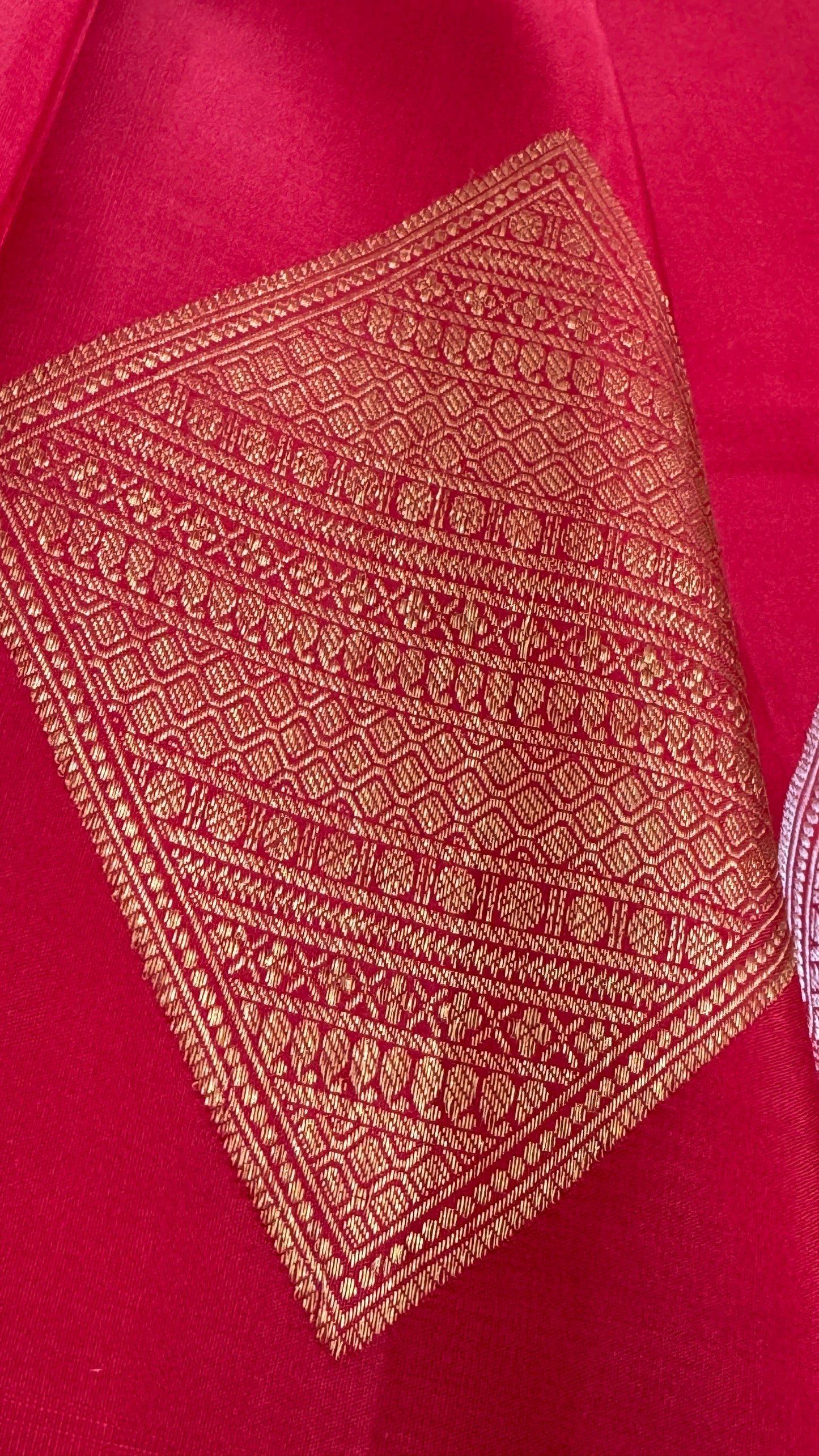 KANJIVARAM PURE SILK HANDLOOM SAREE – RED WITH CONTRAST BOTTLE GREEN PALLU