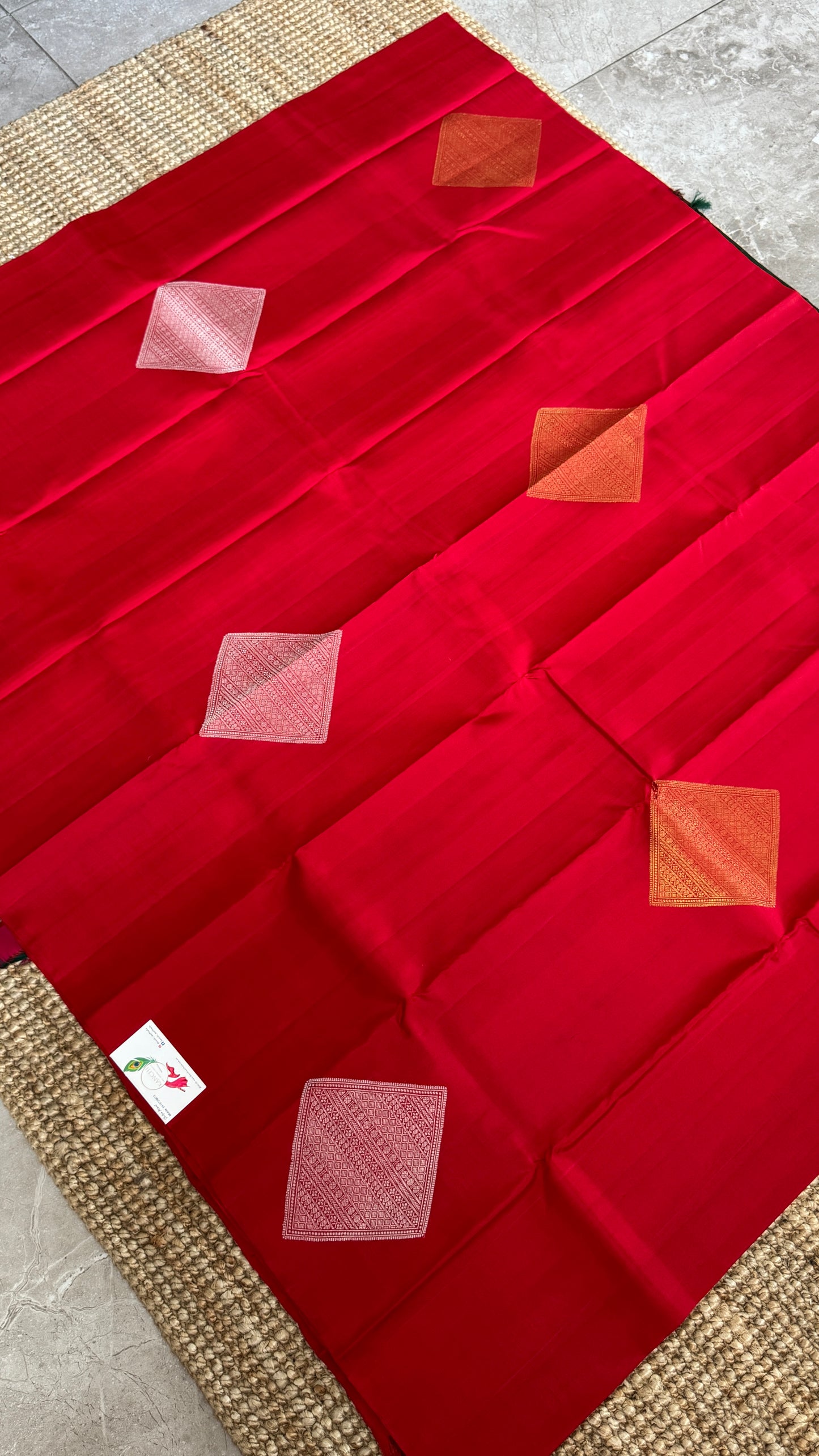 KANJIVARAM PURE SILK HANDLOOM SAREE – RED WITH CONTRAST BOTTLE GREEN PALLU