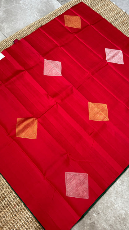 KANJIVARAM PURE SILK HANDLOOM SAREE – RED WITH CONTRAST BOTTLE GREEN PALLU