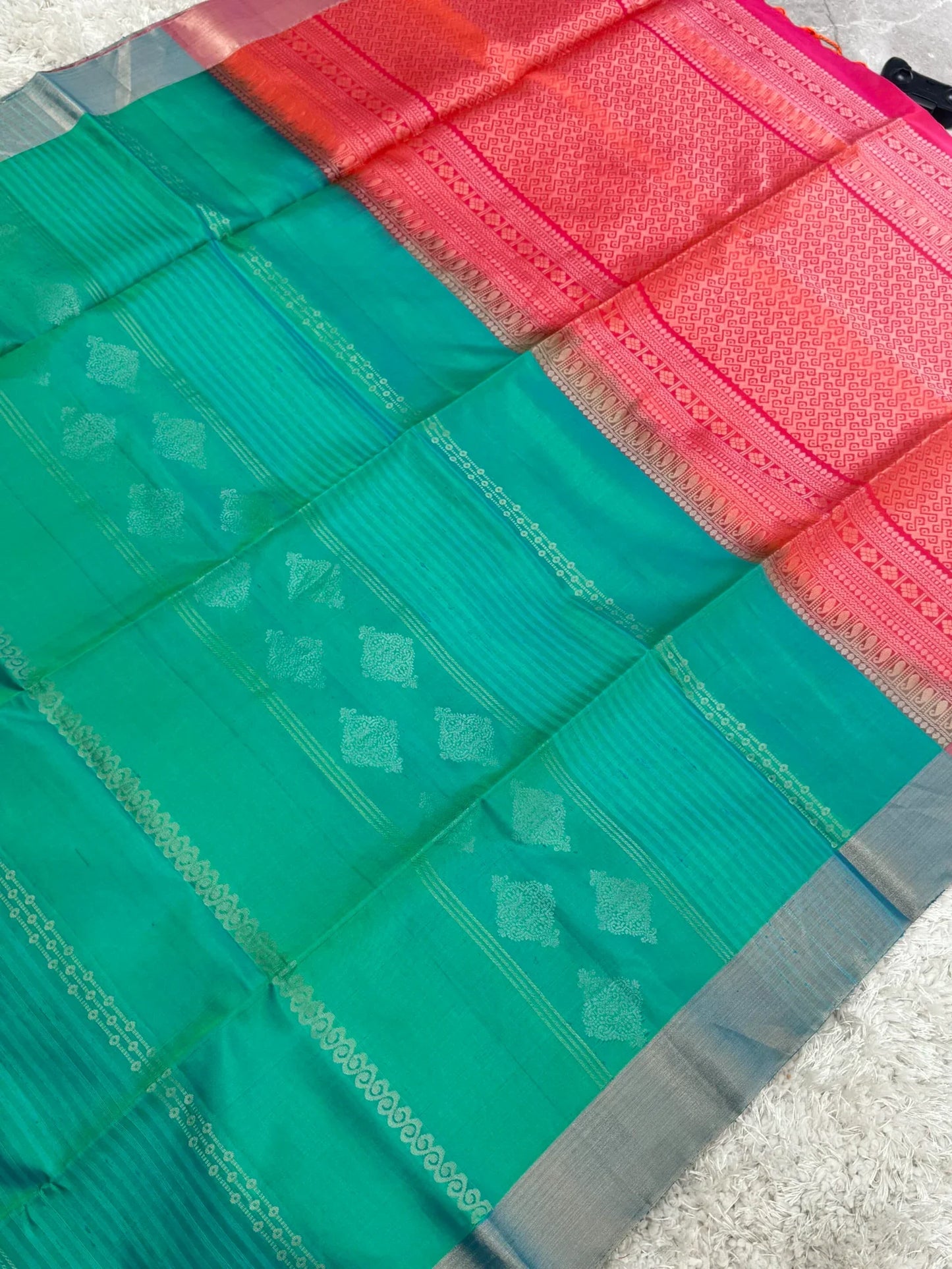 Handloom KANJIVARAM PURE SOFT SILK SAREE WITH ELEGANT BORDERS – Rama Green with Orange/Pink dual tone